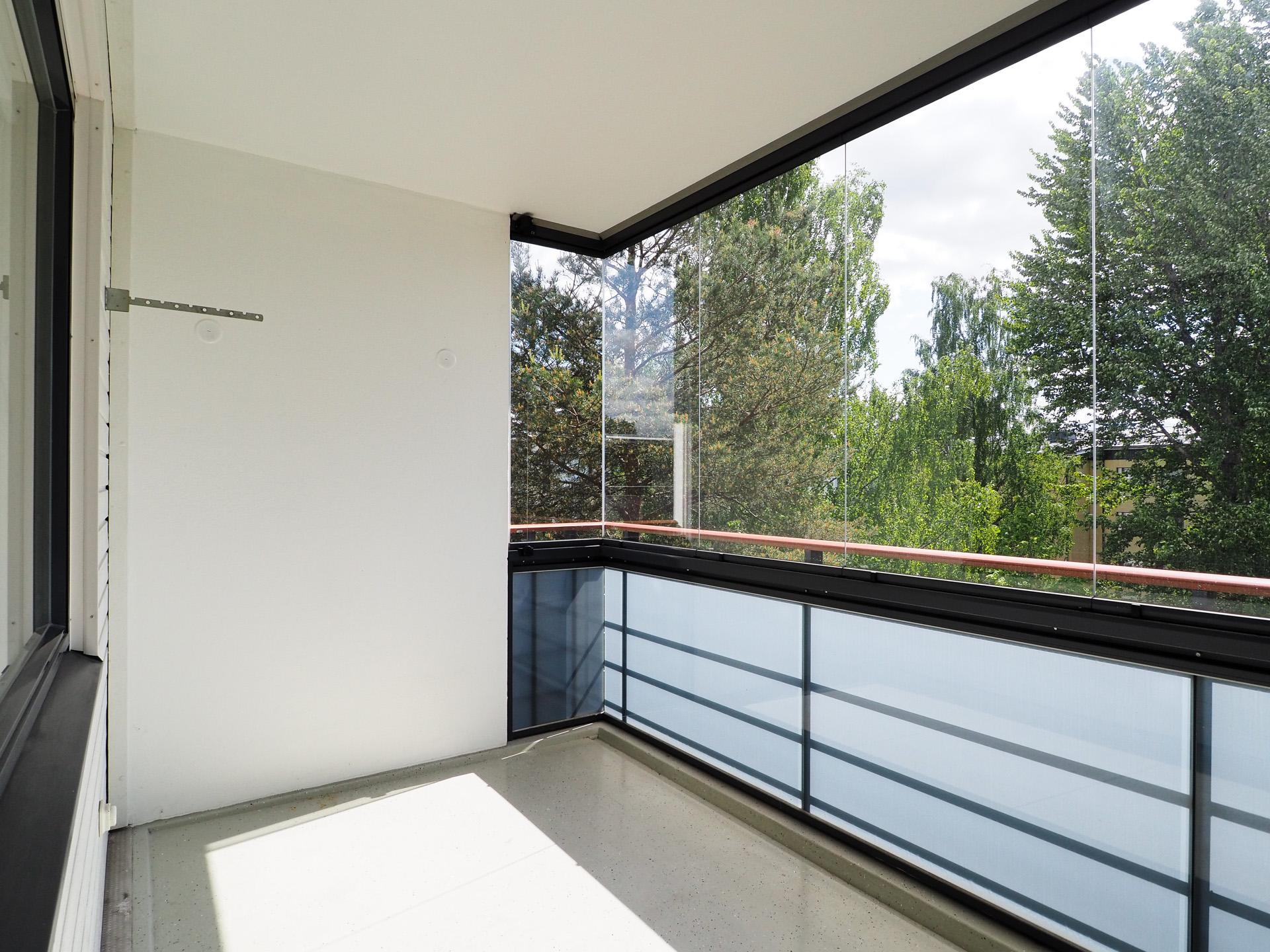 Lasitettu parveke etelään