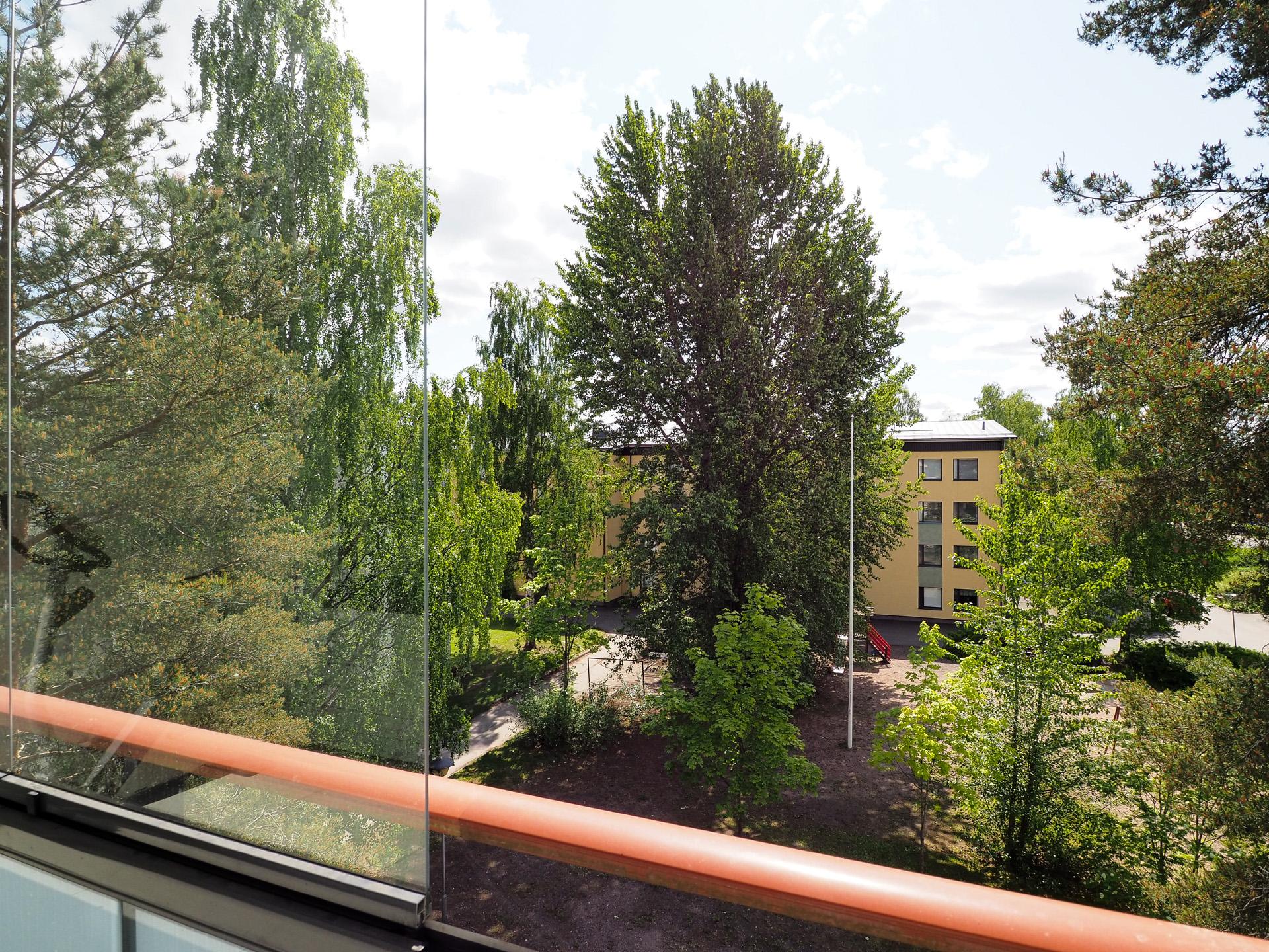 Naapuritalo parvekkeineen on etäällä