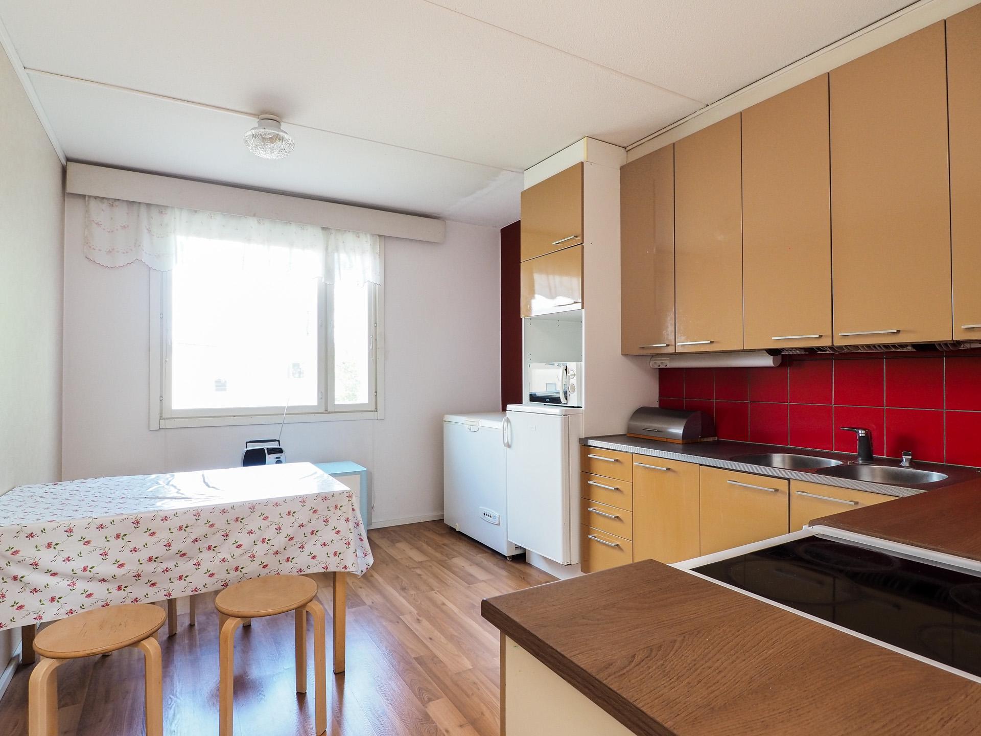 Keittiöön mahtuu mm. ruokapöytä