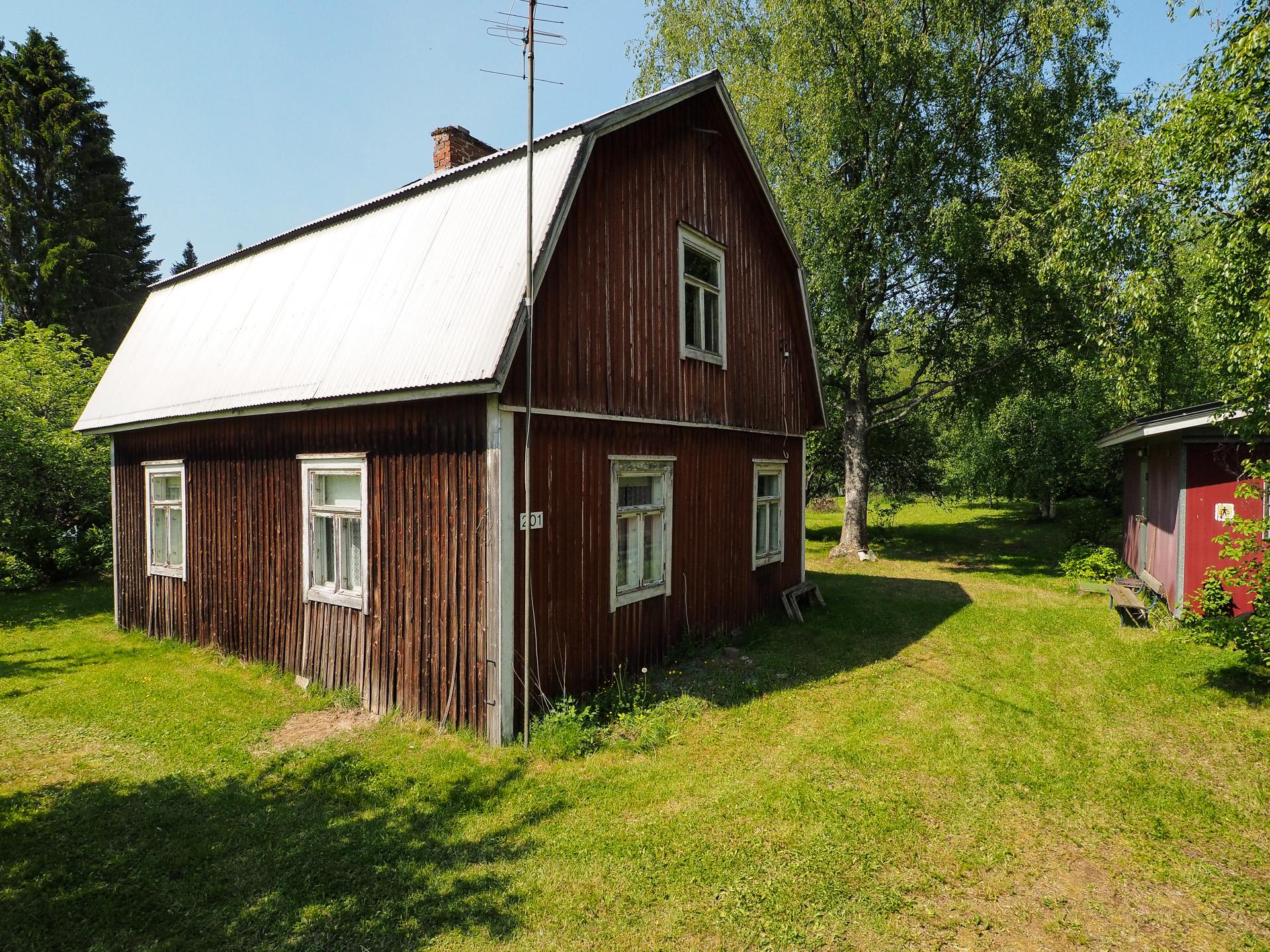 Purkukuntoinen okt ja parakki jossa keittiö ja huone