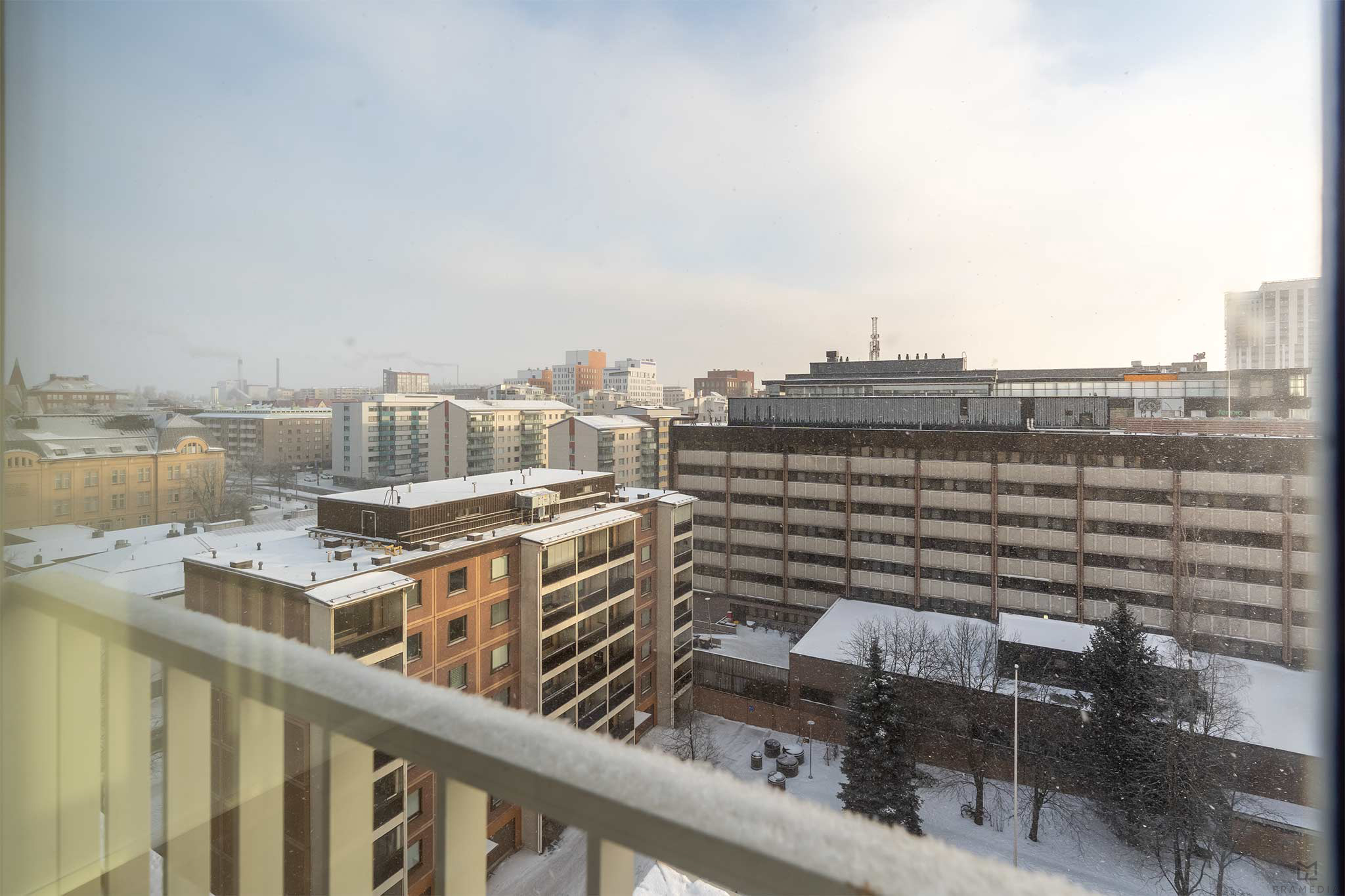 Näkymäkuvat saman kerroksen asunnosta B91