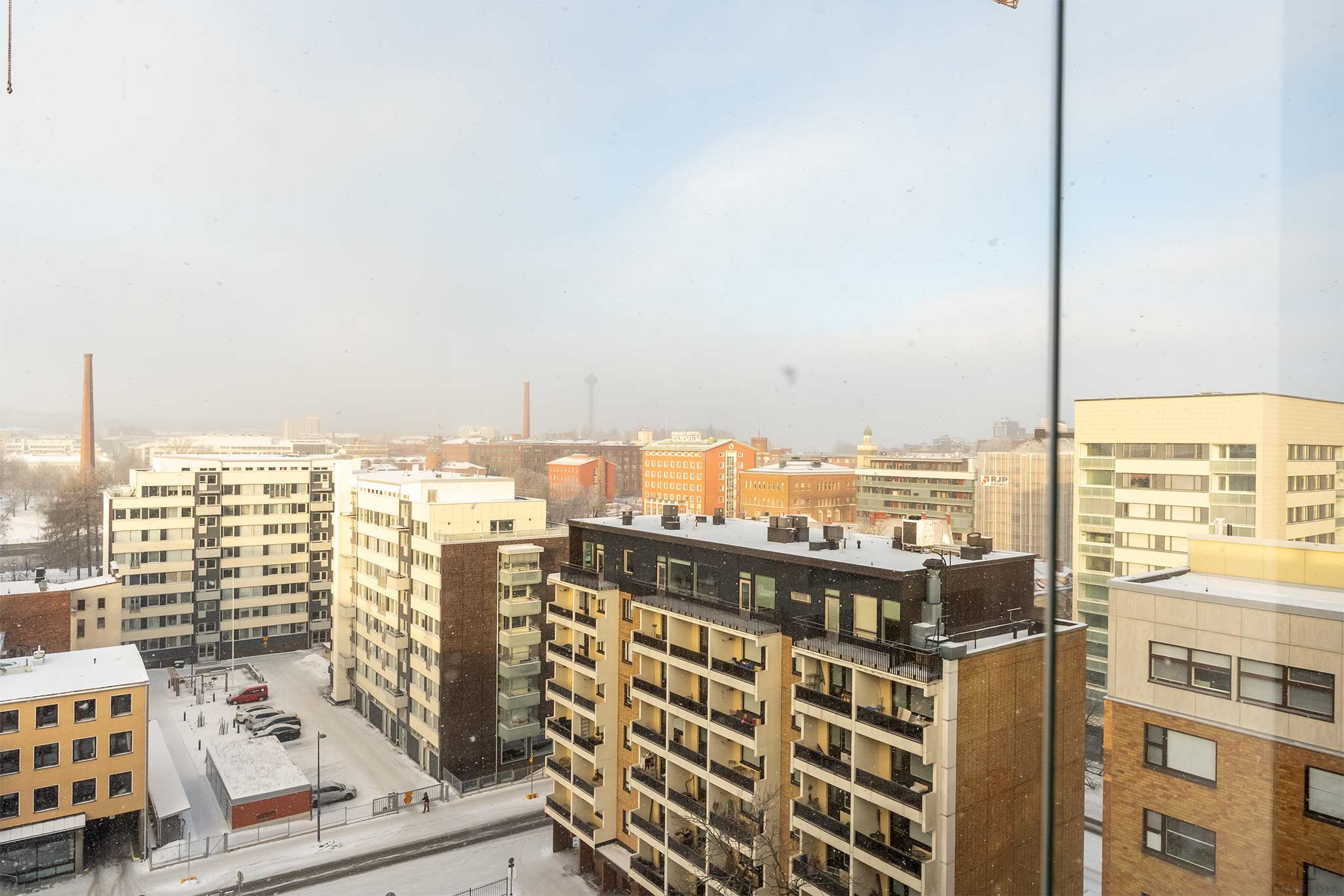 Näkymäkuvat saman kerroksen asunnosta B91