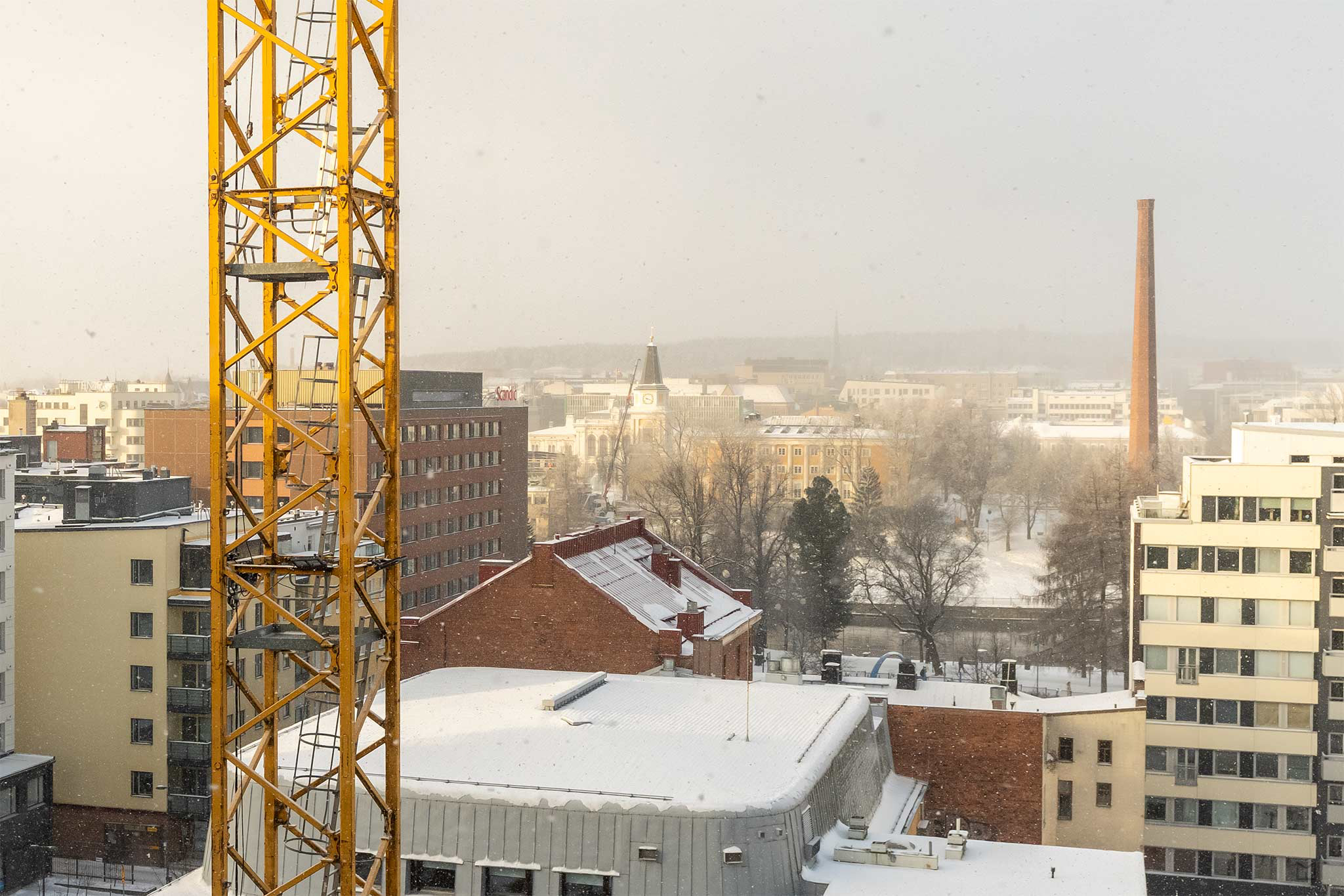 Näkymäkuvat saman kerroksen asunnosta B91