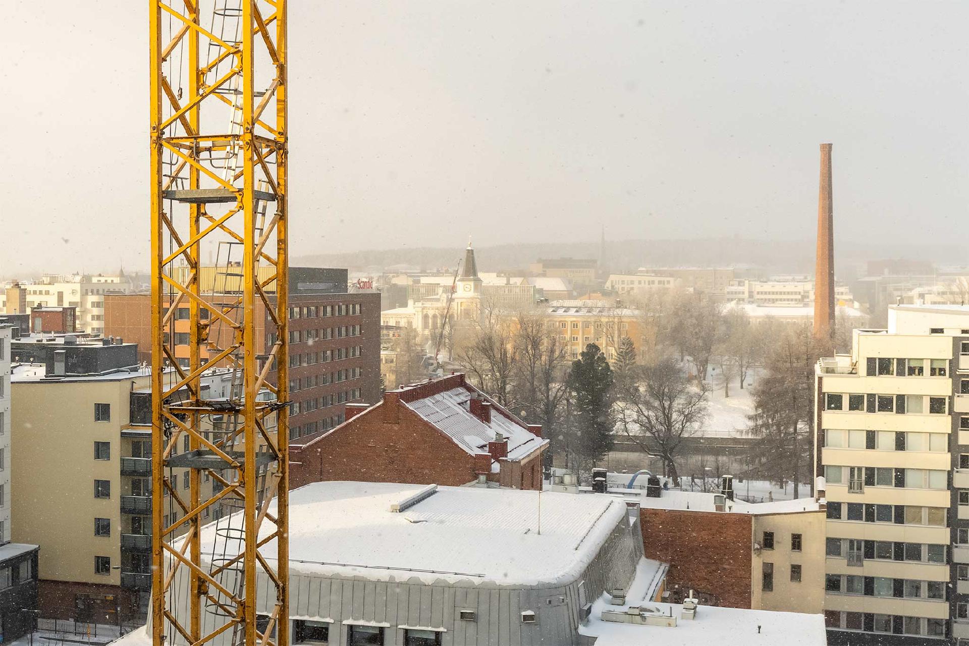 Näkymäkuvat saman kerroksen asunnosta B91