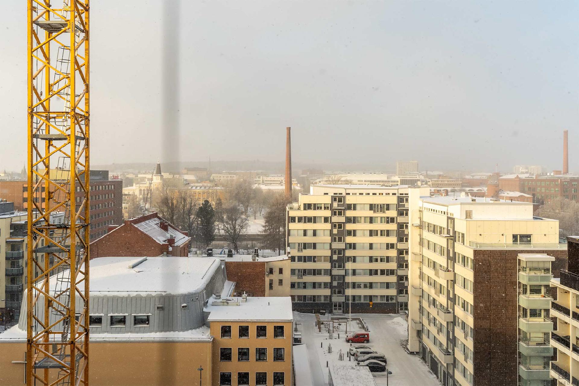 Näkymäkuvat saman kerroksen asunnosta B91