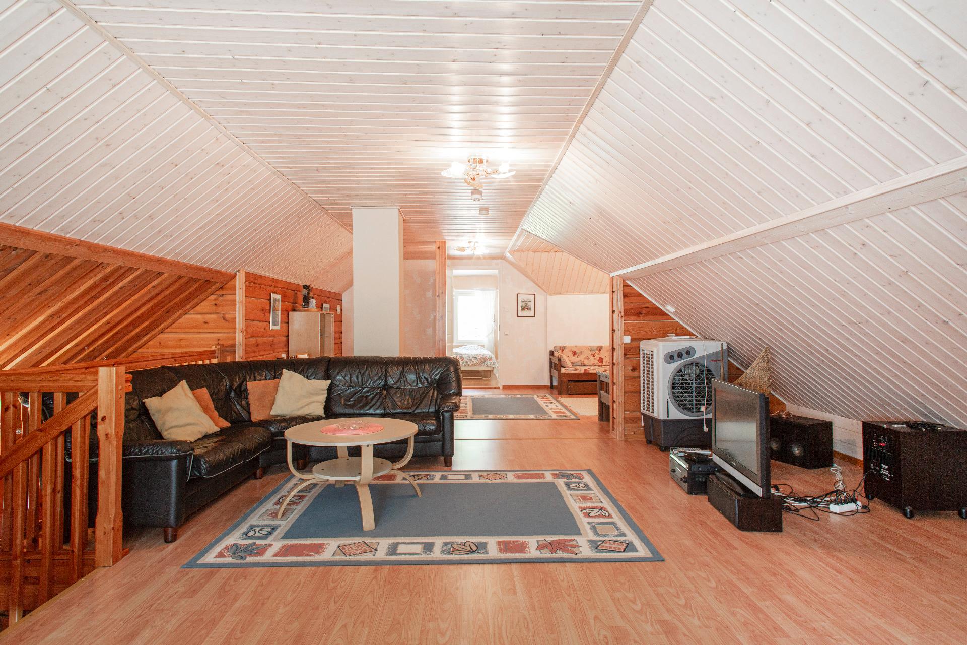 yläkerrassa suuri aula