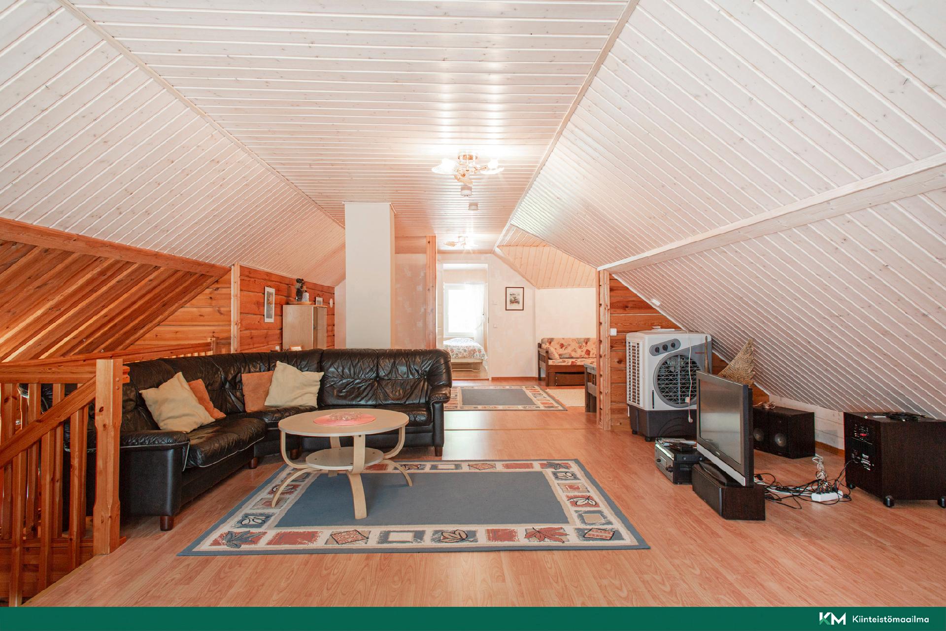 Yläkerrassa suuri aula