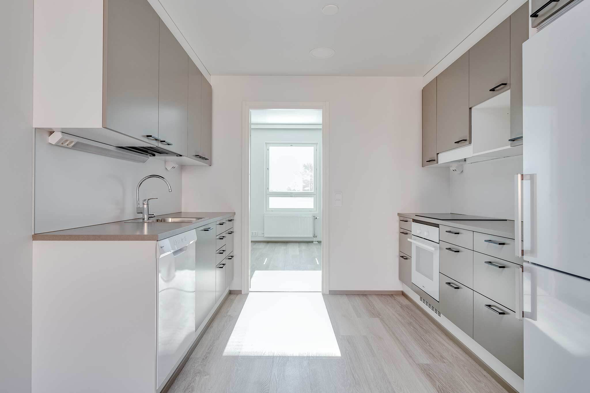 Sisä- ja parvekekuvat 5. kerroksen asunnosta B37 (60 m²)