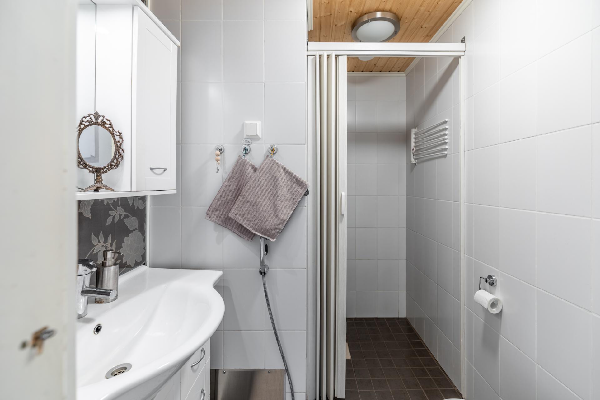 keskikerroksen wc/suihku