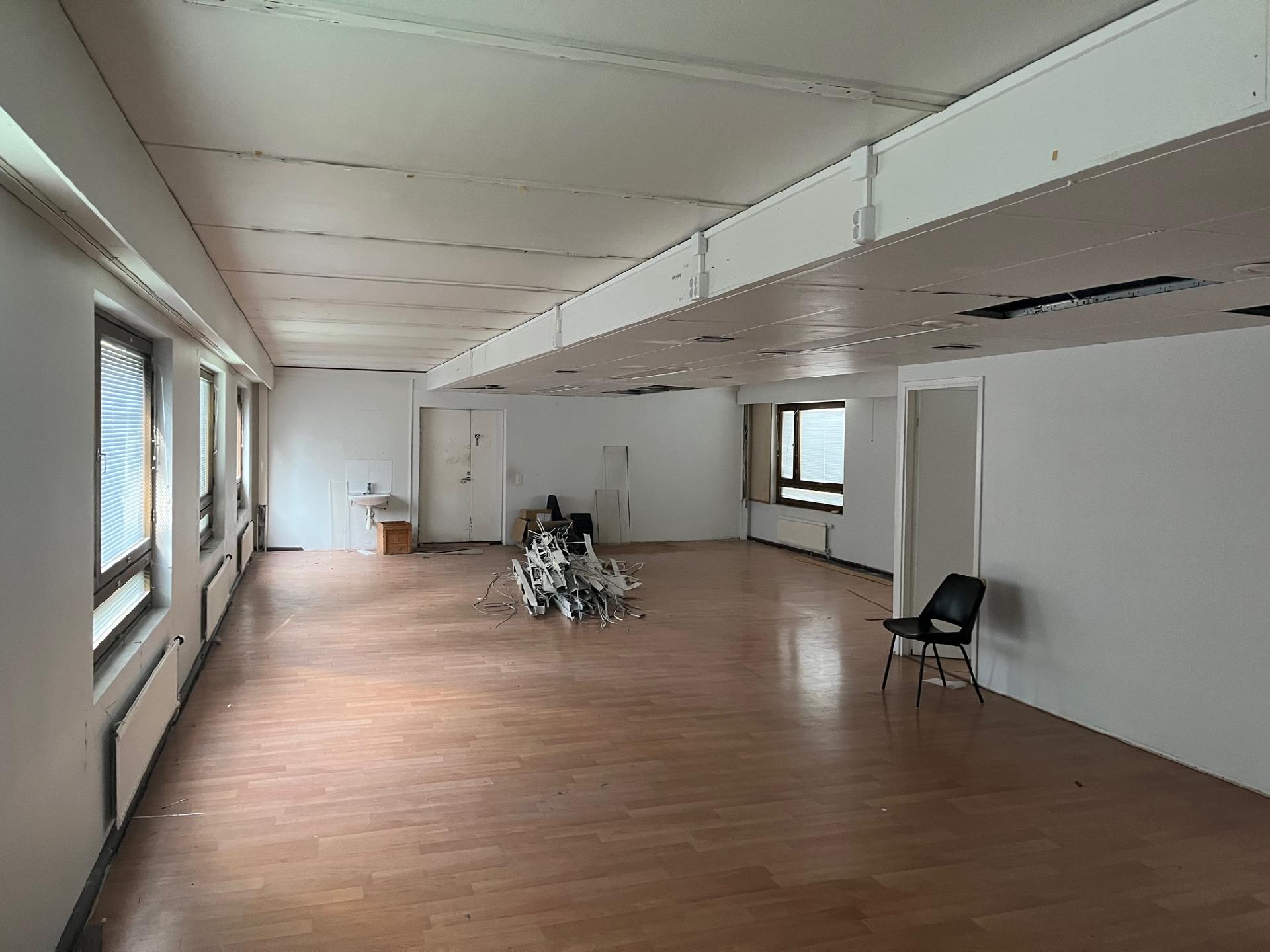 Tilassa on paljon ikkunoita, joten luonnonvaloa riittää.