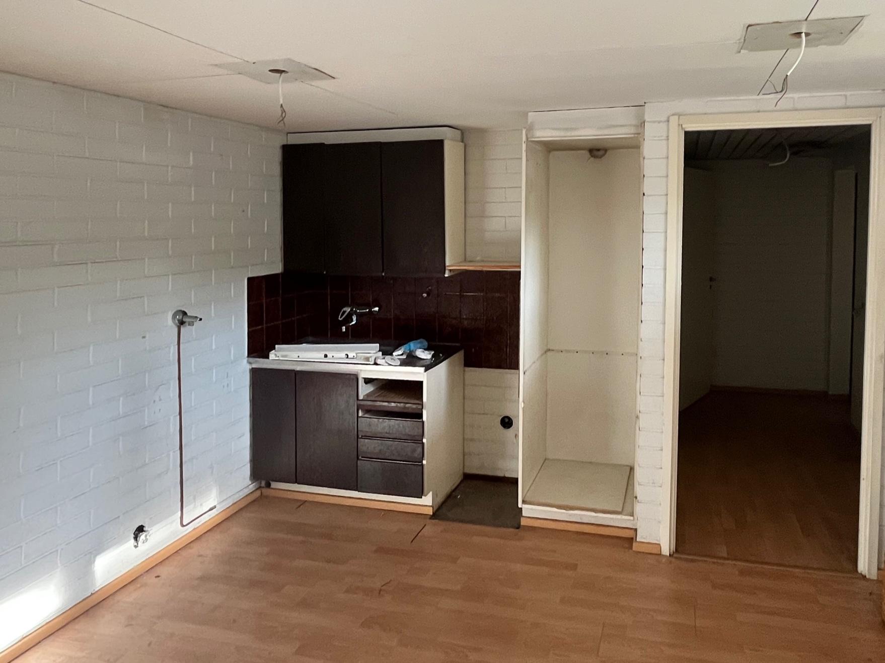 Toimiston keittiö on erillinen ja sinne mahtuu pöytä