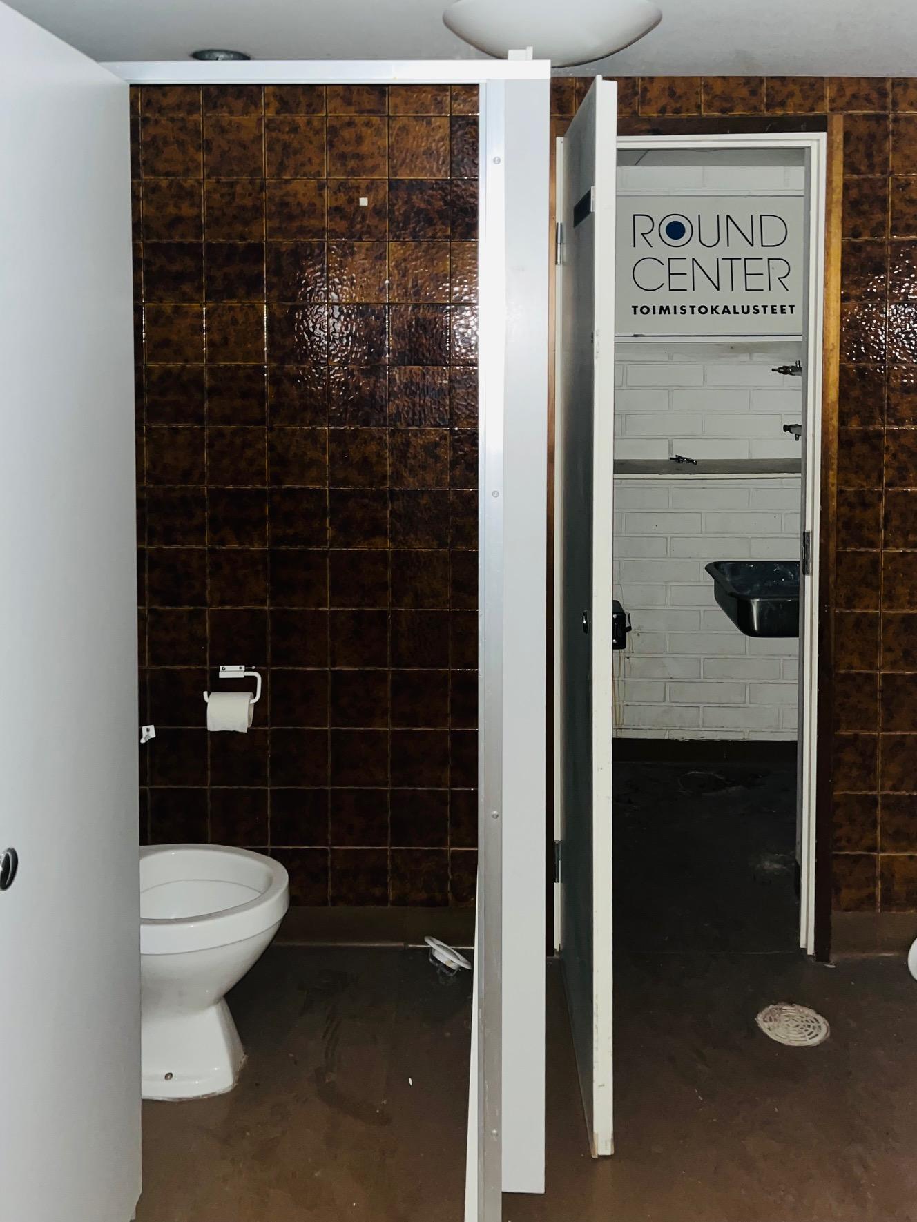 Kaksi vessaa, joista toiseen on mahdollista rakentaa suihku