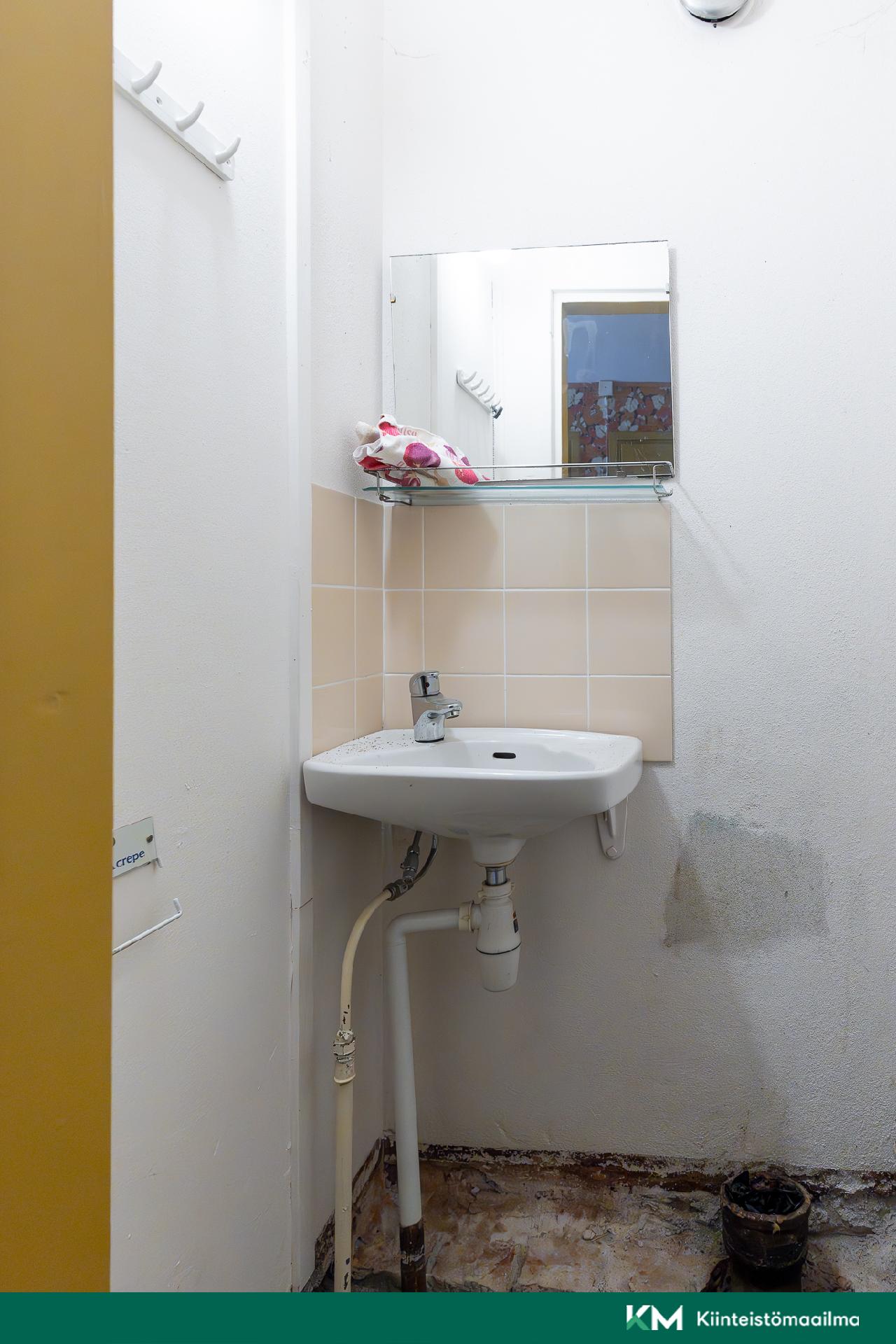 Yläkerran wc jossa tapahtunut aikaisemmin vesivahinko