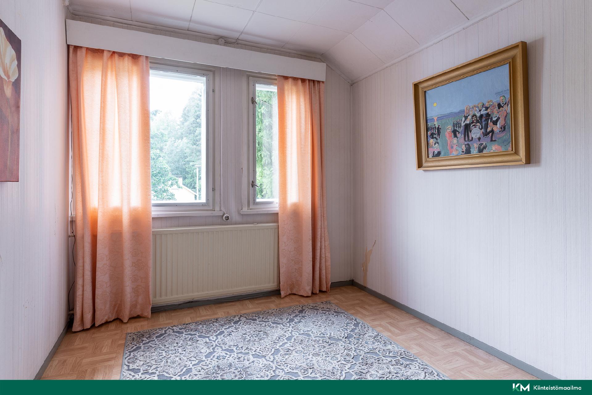 Yläkerran pienempi makuuhuone