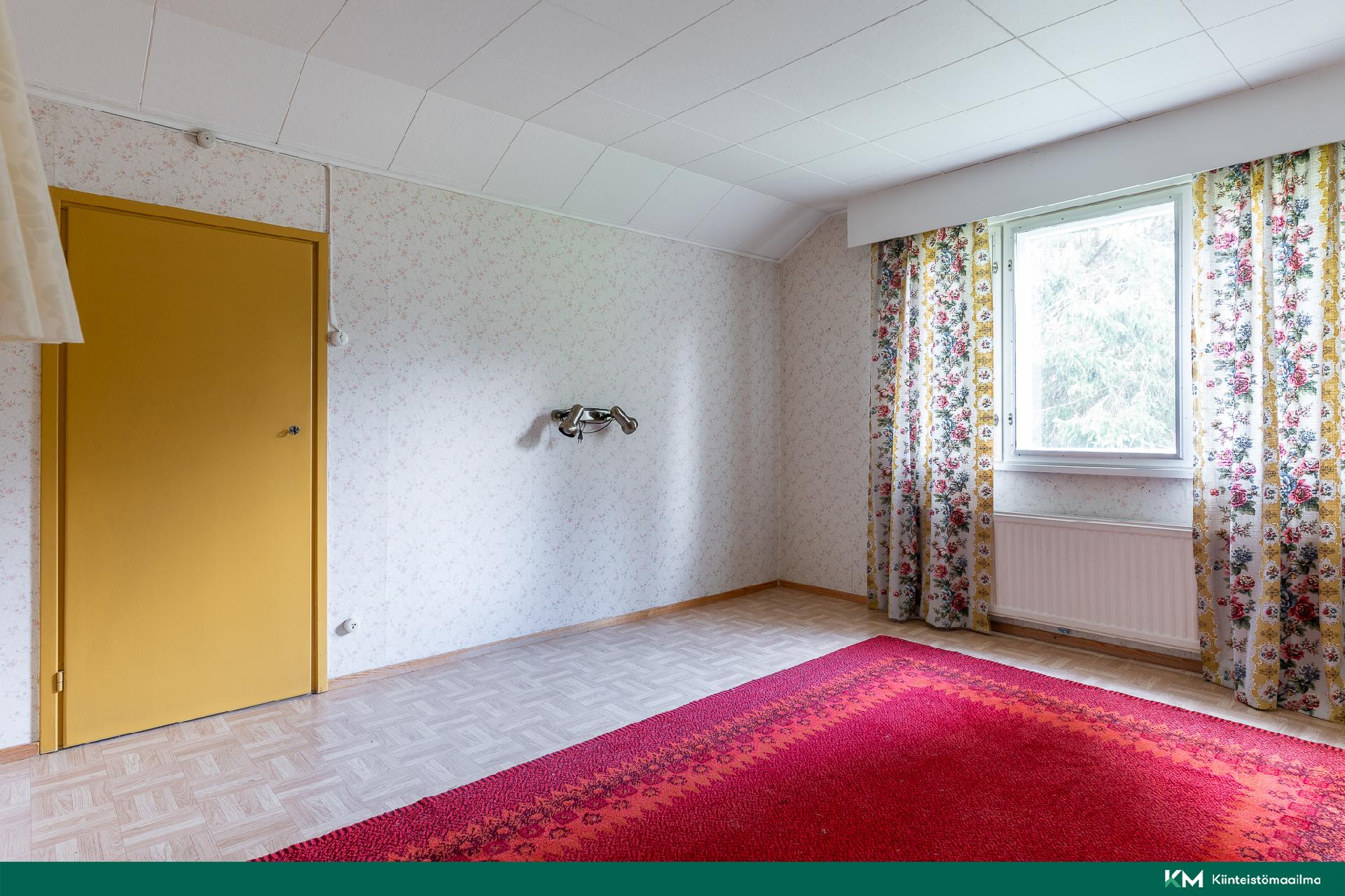 Yläkerran isompi makuuhuone