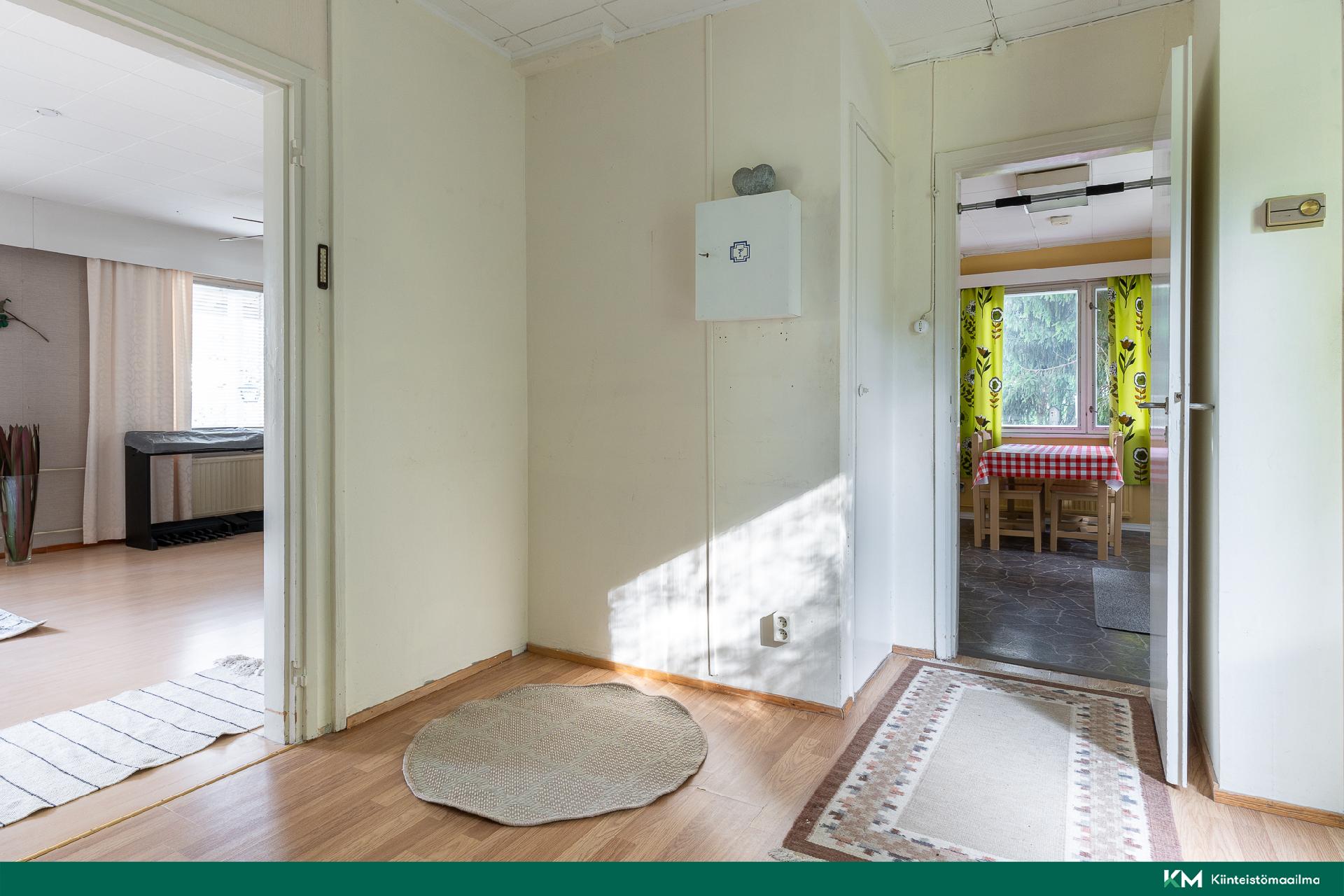 Makuuhuoneesta käynti olohuoneeseen ja keittiön