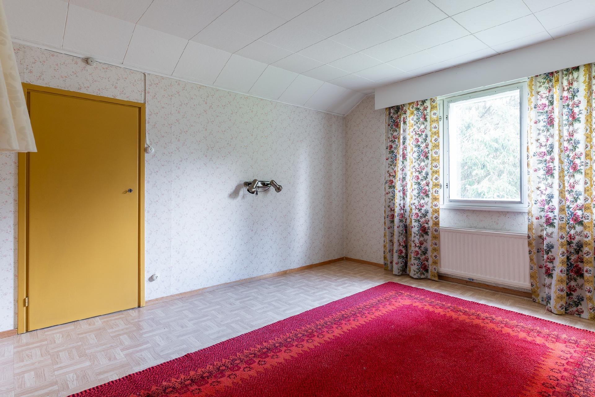 Yläkerran isompi makuuhuone