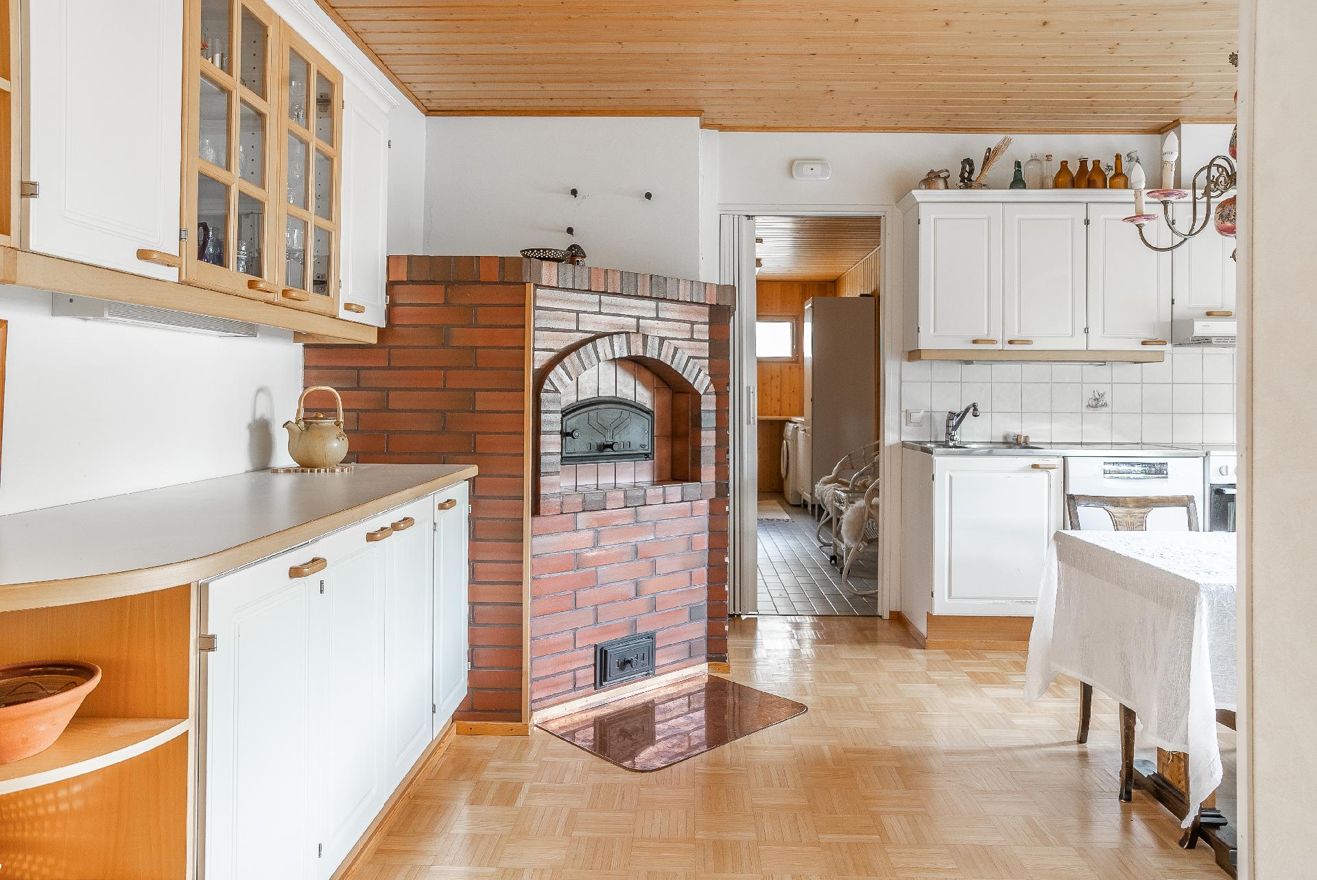 jossa myös leivinuuni