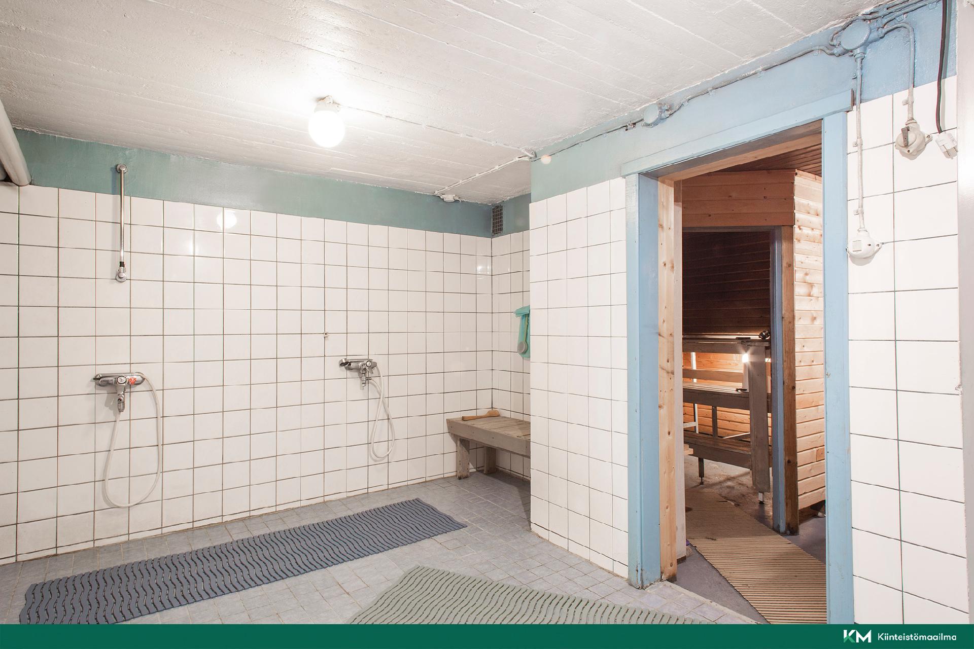 Päärakennuksen pesutilat ja sauna