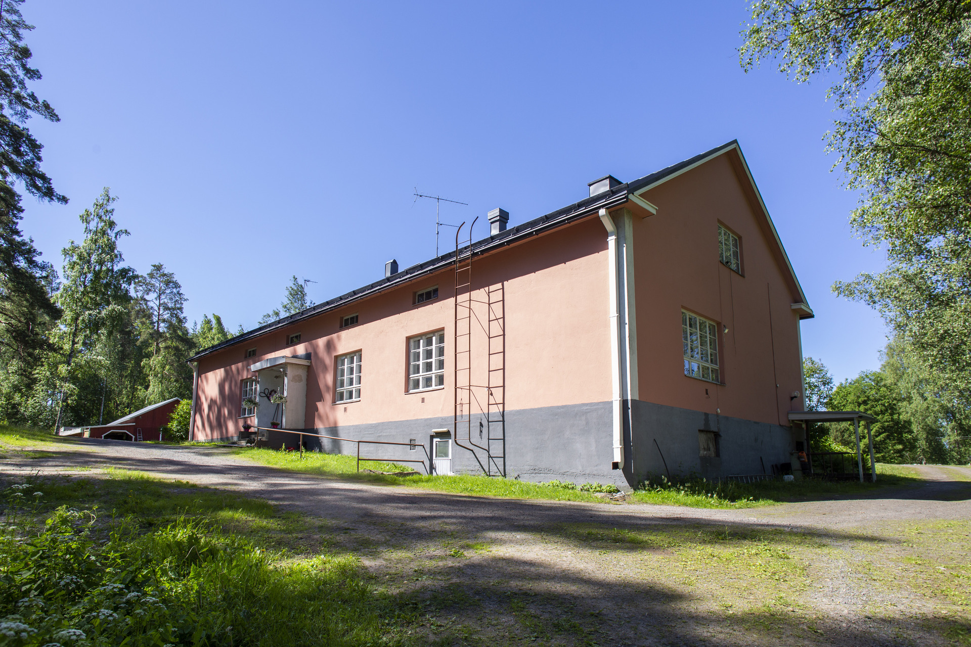 Päärakennus rannalta tultaessa