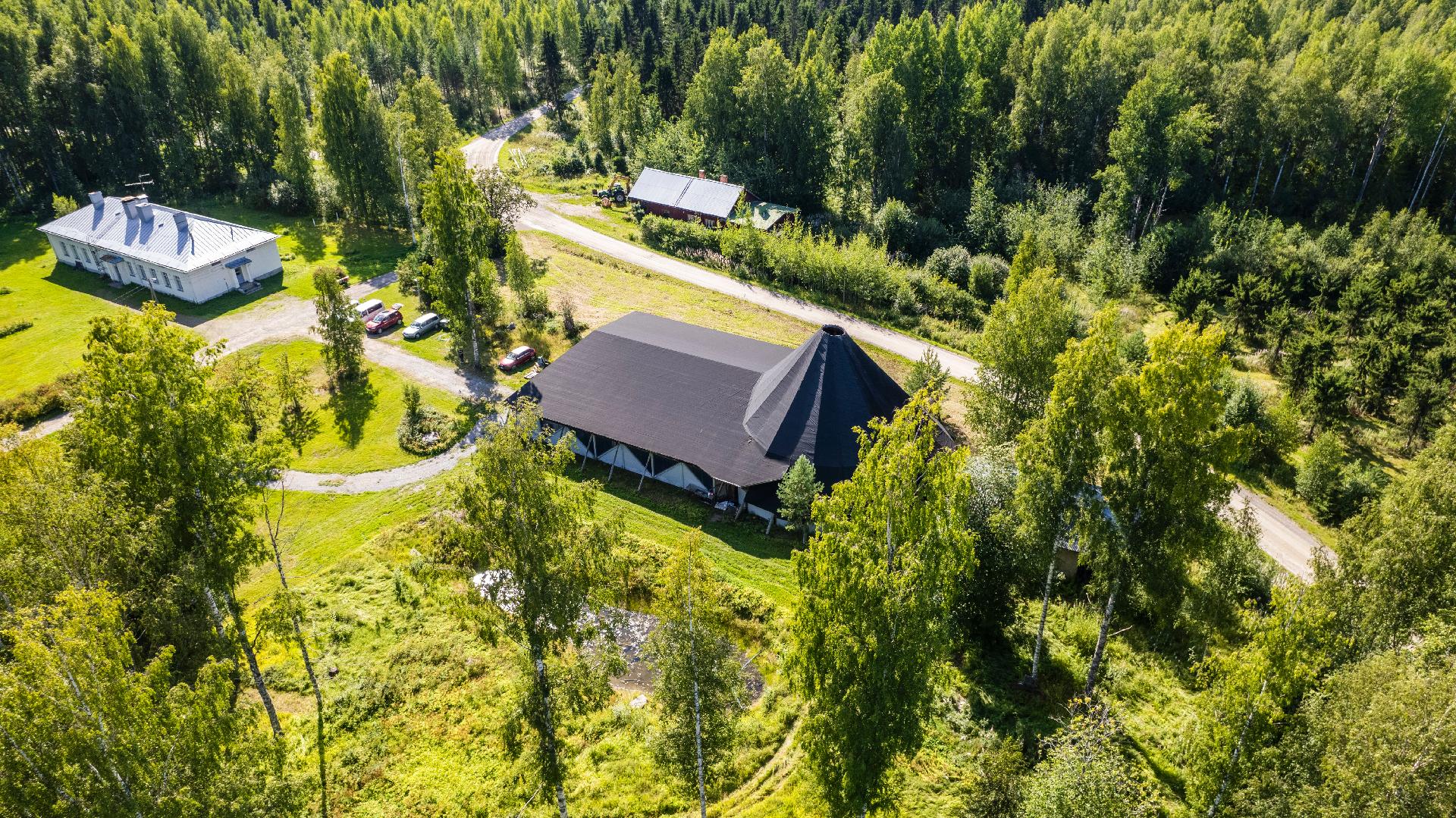 Majoitusrakennus ja halli