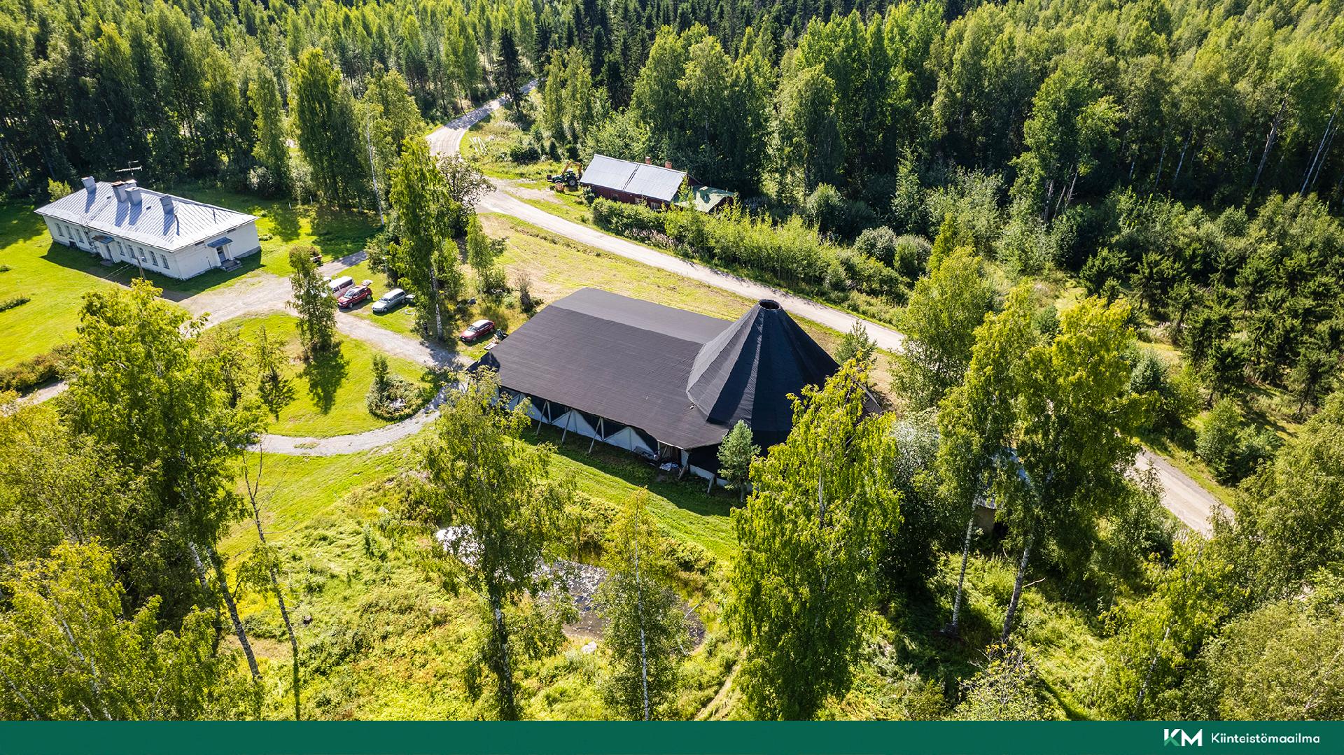 Majoitusrakennus ja halli