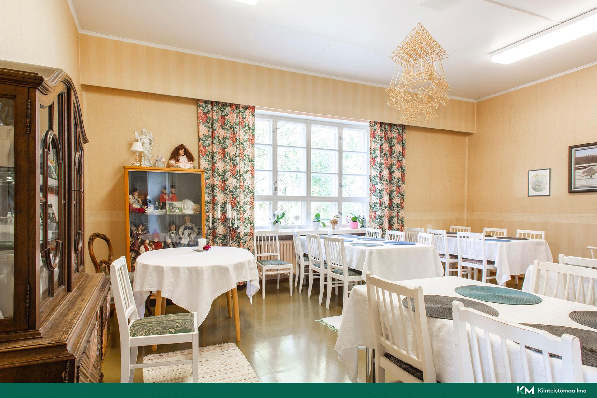 Päärakennuksen ruokasali