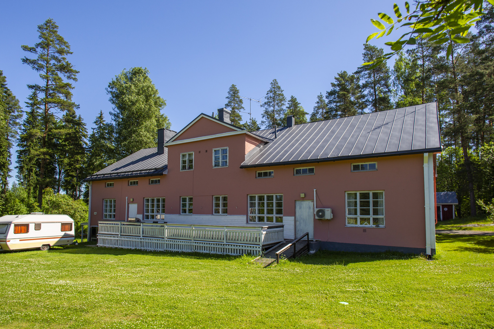 Päärakennuksessa tilava terassialue