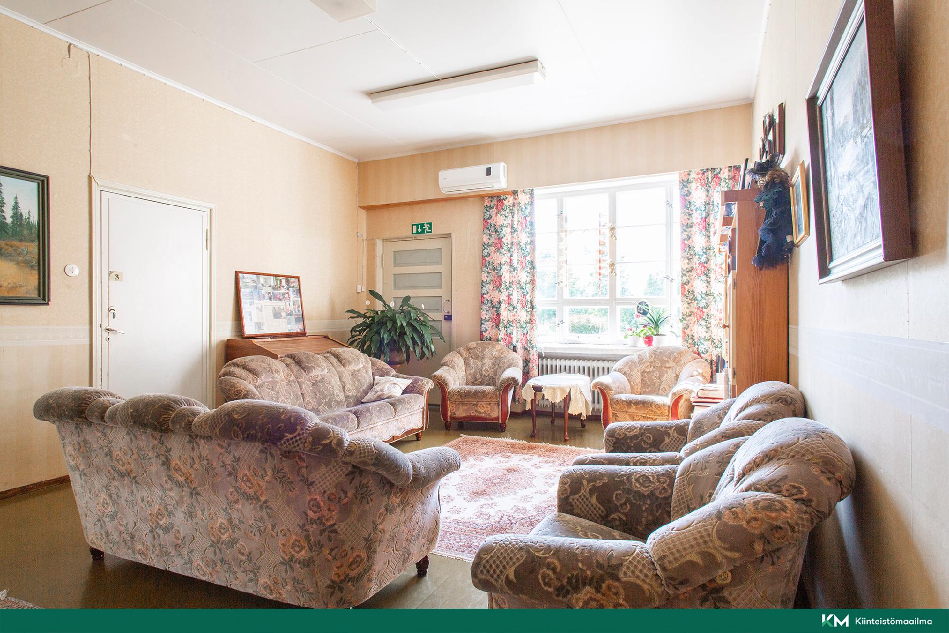 Päärakennuksen olohuone