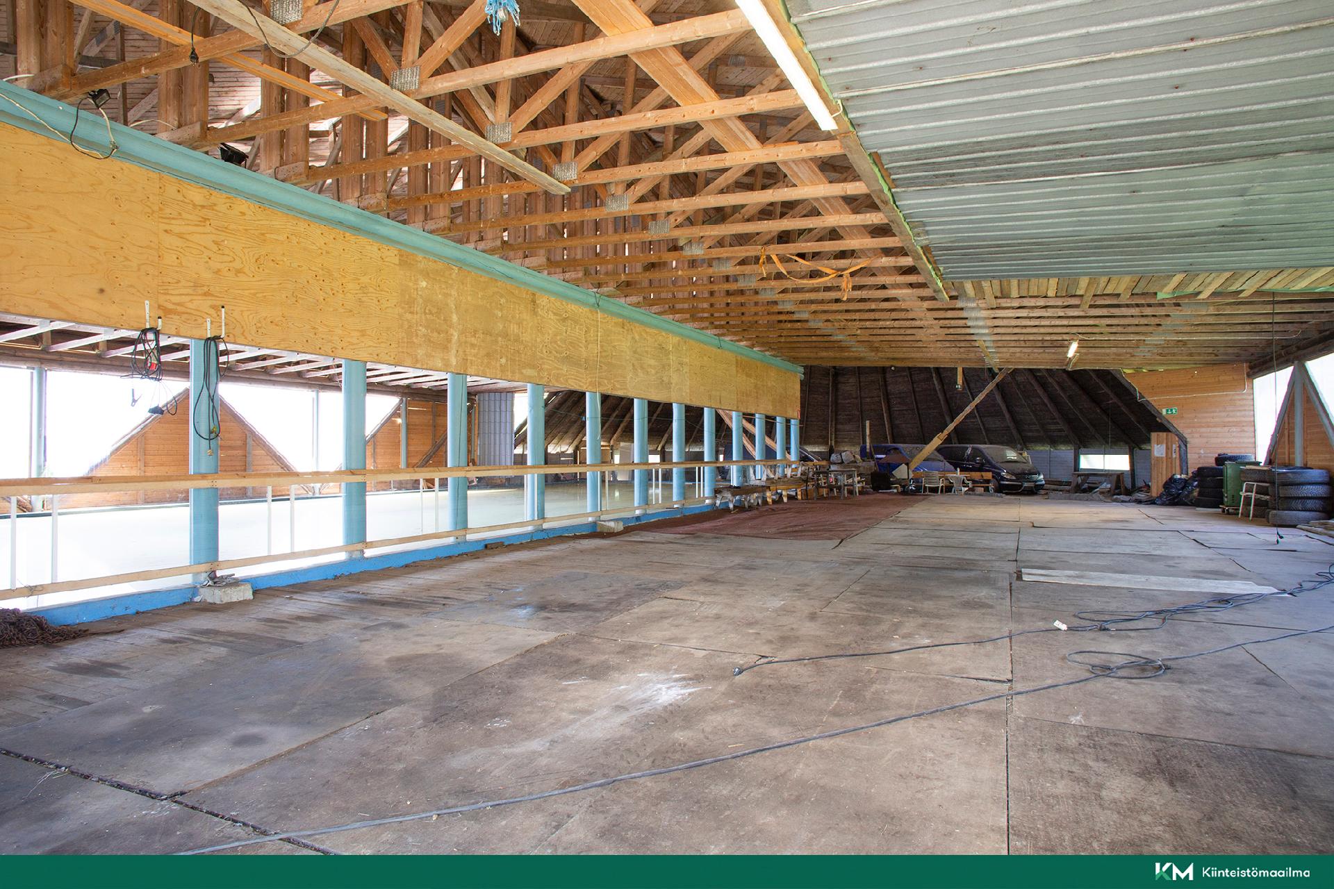 Halli jossa täyspitkä uima-allas