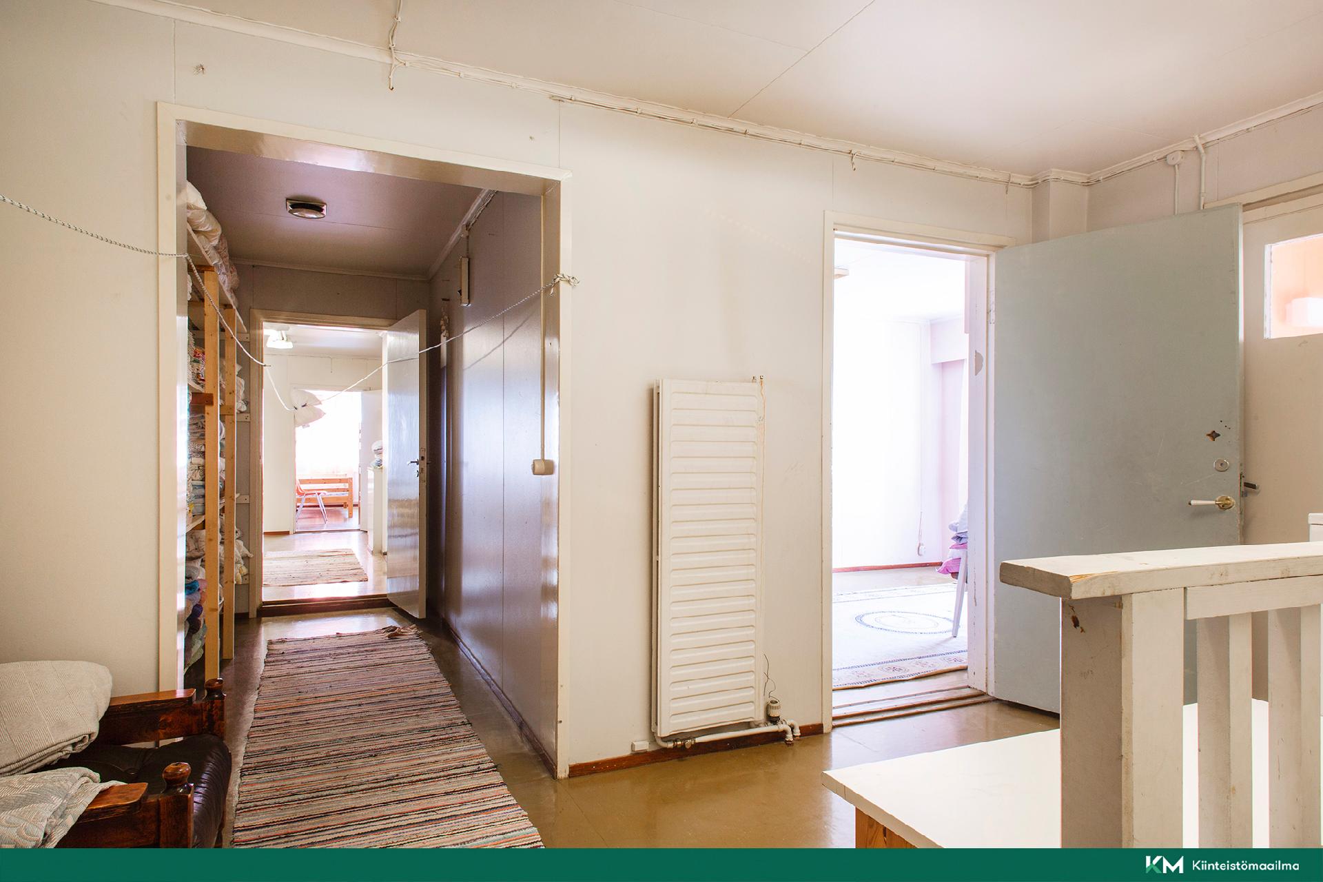 Päärakennuksen yläkerta