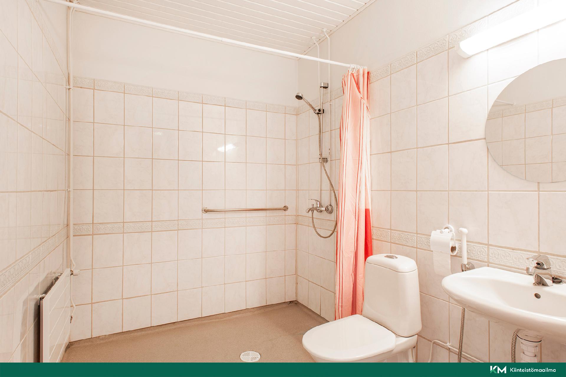 Kolmen hlö huoneissa omat pesutilat