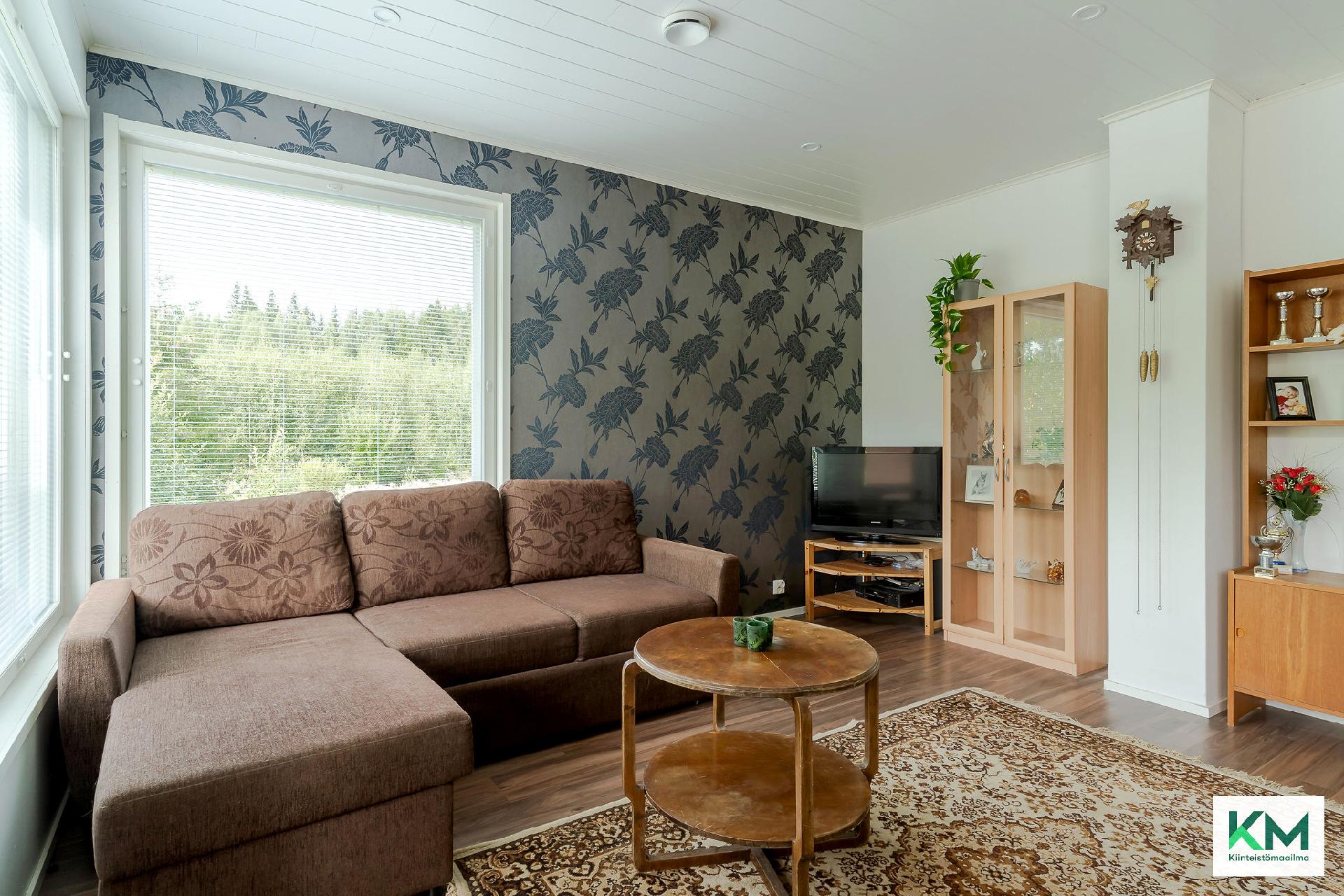 Pienemmän asunnon olohuone.