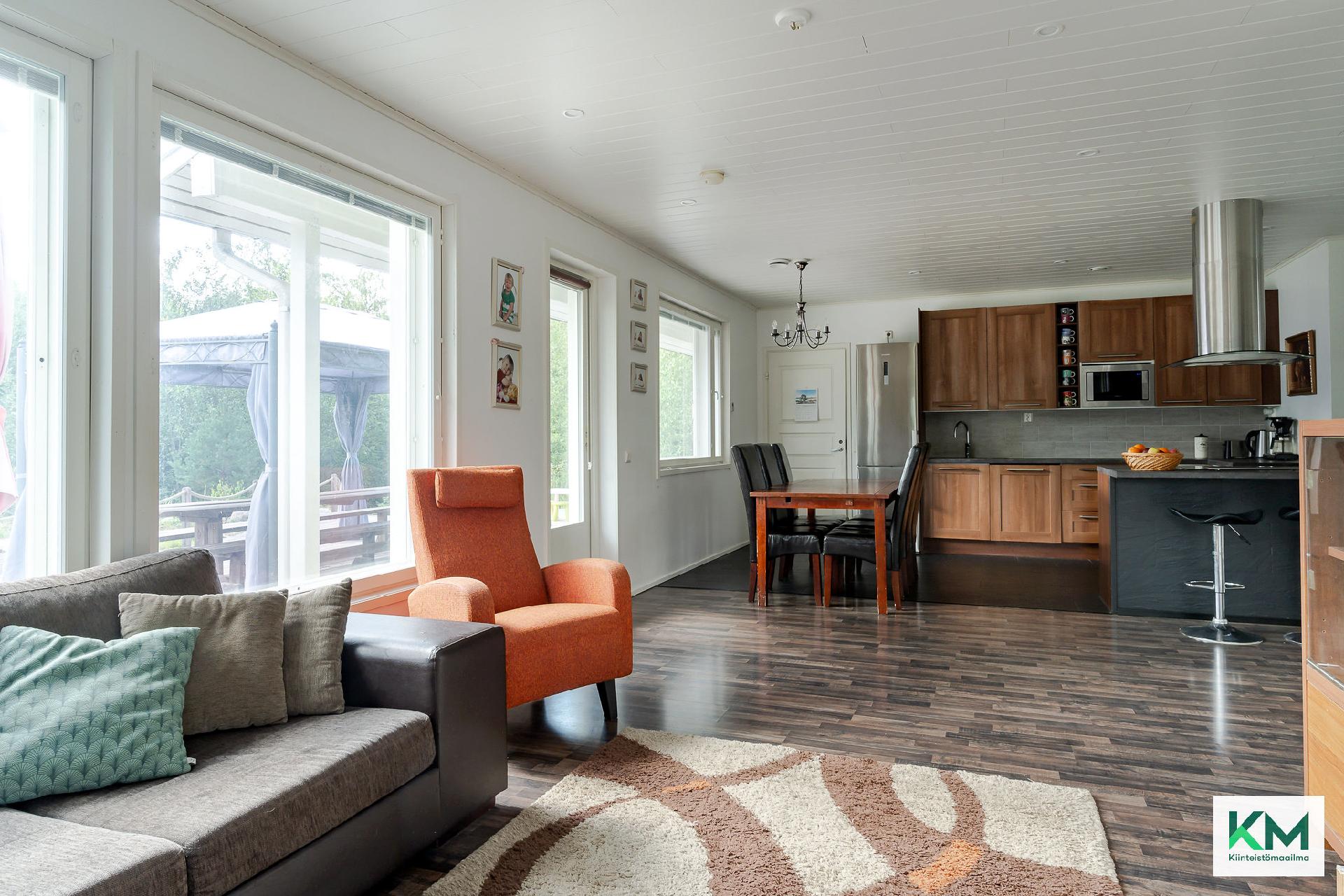 Isomman asunnon olohuone.