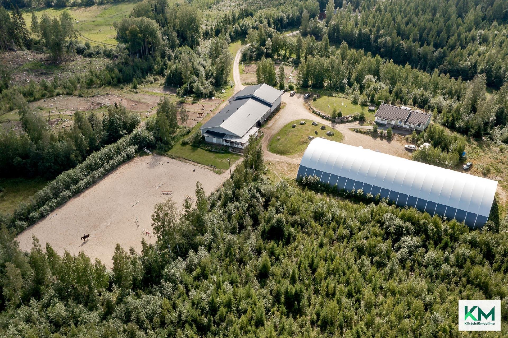 Talli keskellä.