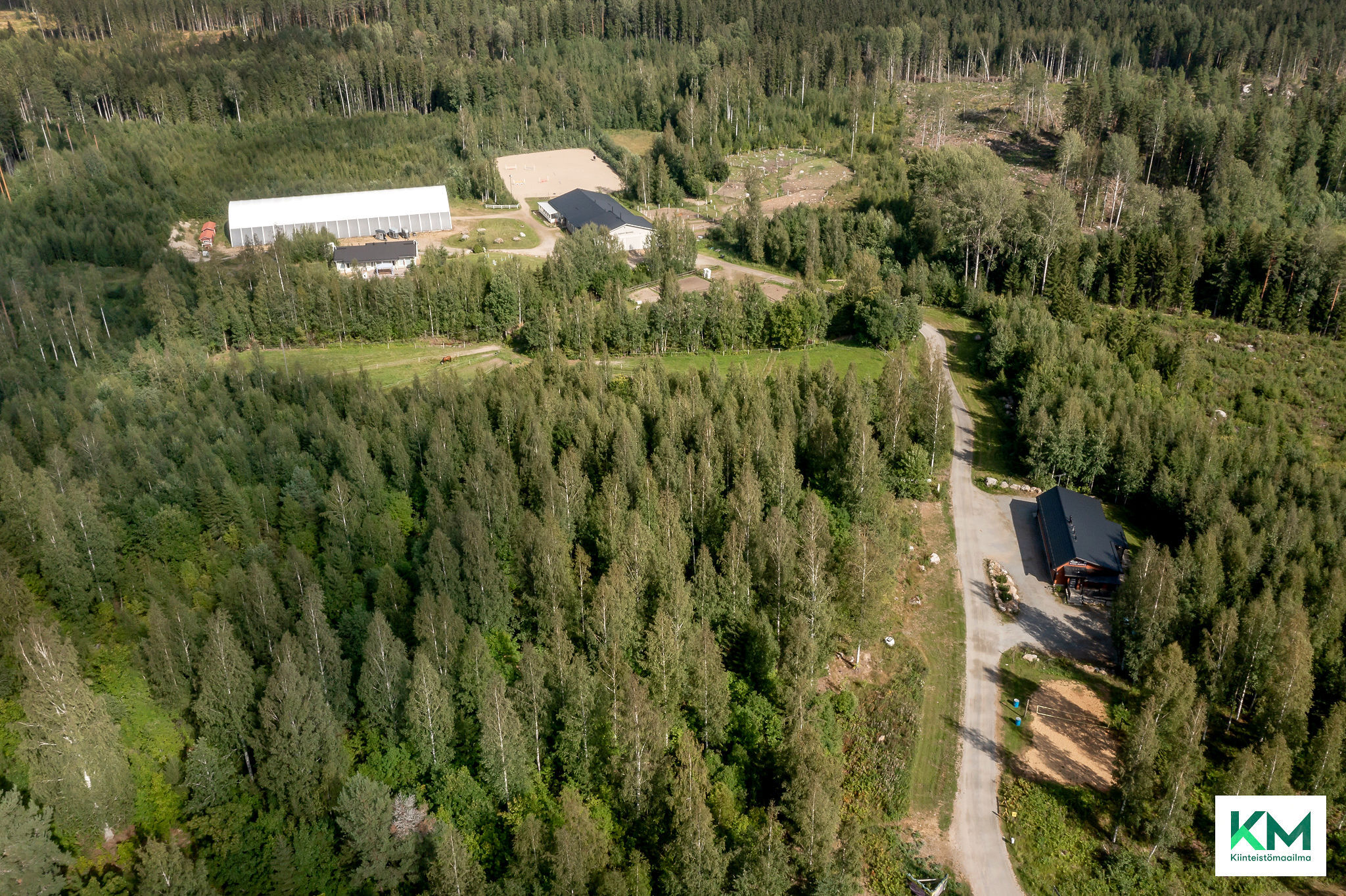 Tulotie ratsutilalle. Oikealla alhaalla Majatalo, ylhäällä vasemmalla maneesi ja ratsastuskenttä.