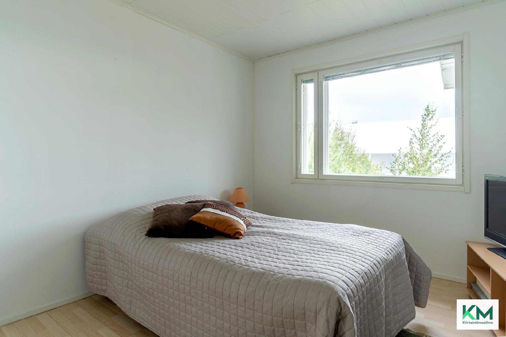 Pienemmän asunnon makuuhuone.
