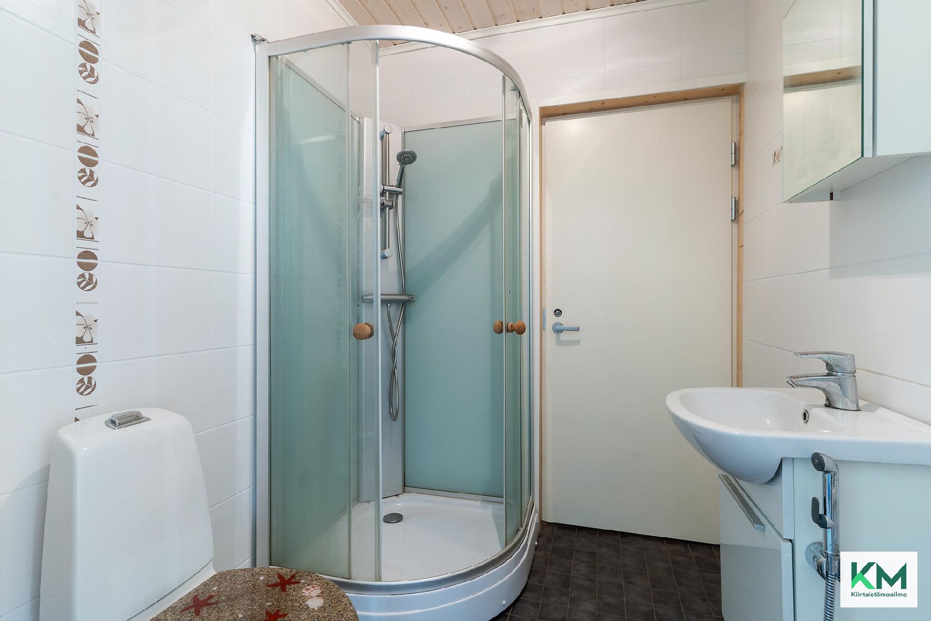 Pienemmän asunnon wc/ph ja ovi saunaan.