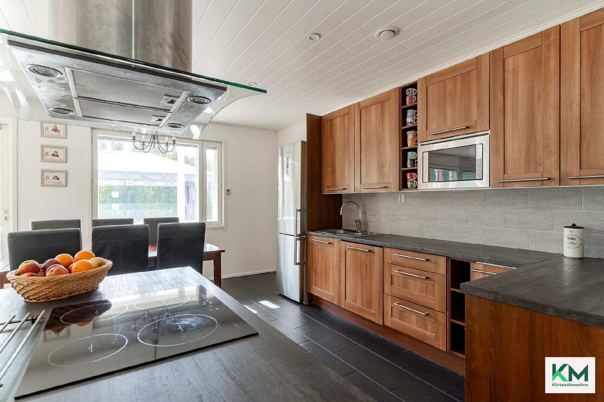 Isomman asunnon keittiö.