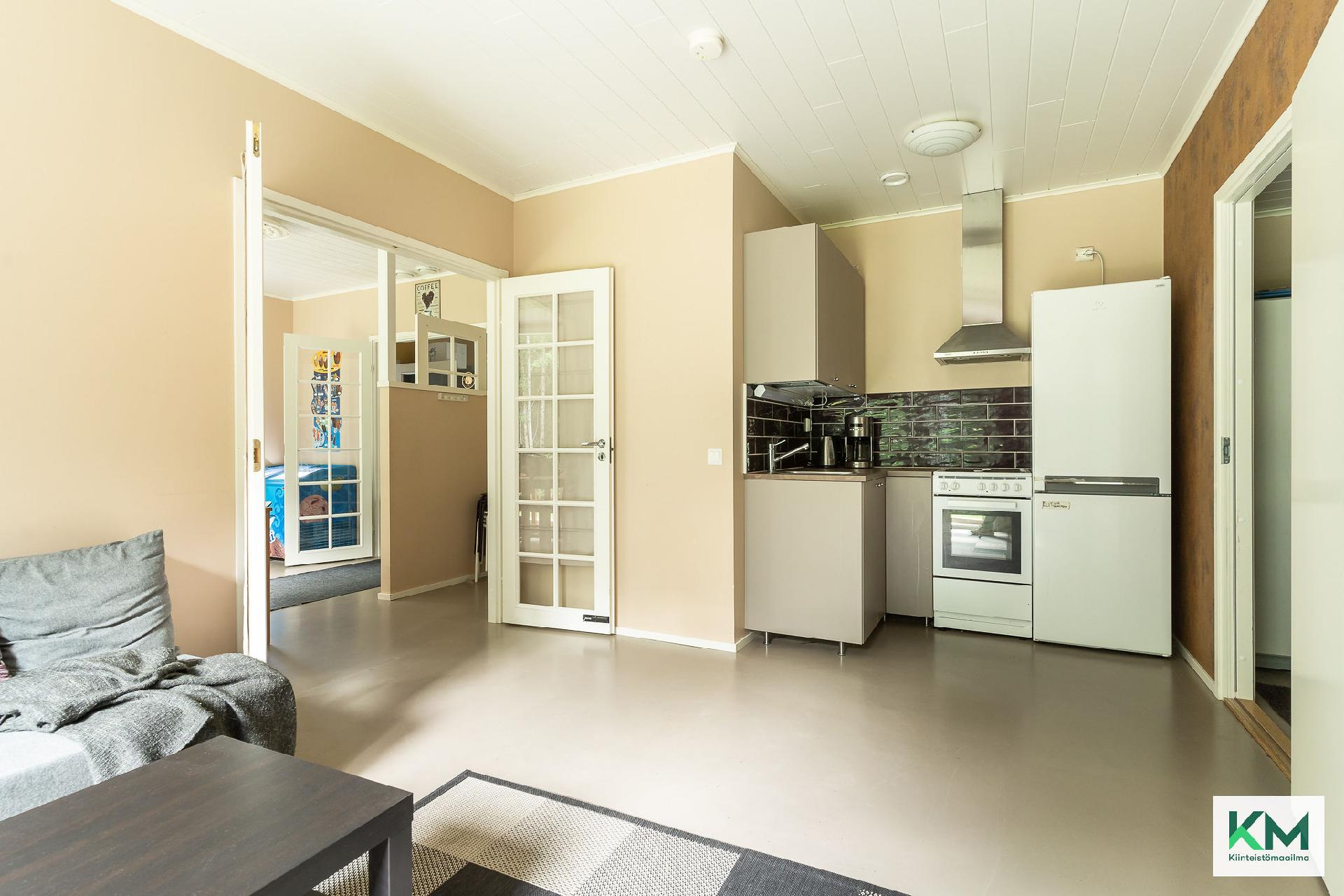 Majatalon olohuone, keittiösyvennys.