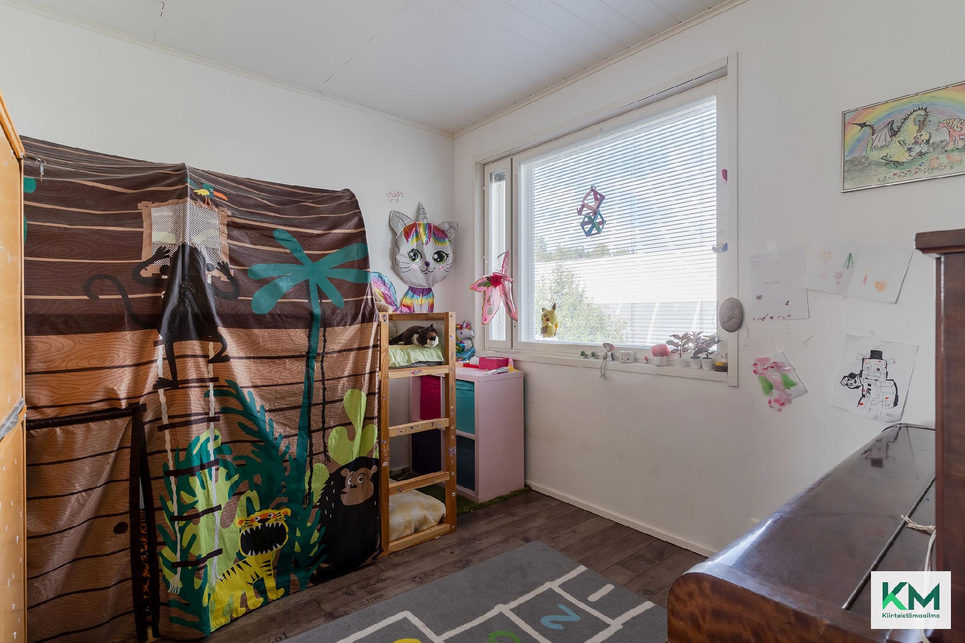 Isomman asunnon makuuhuone.