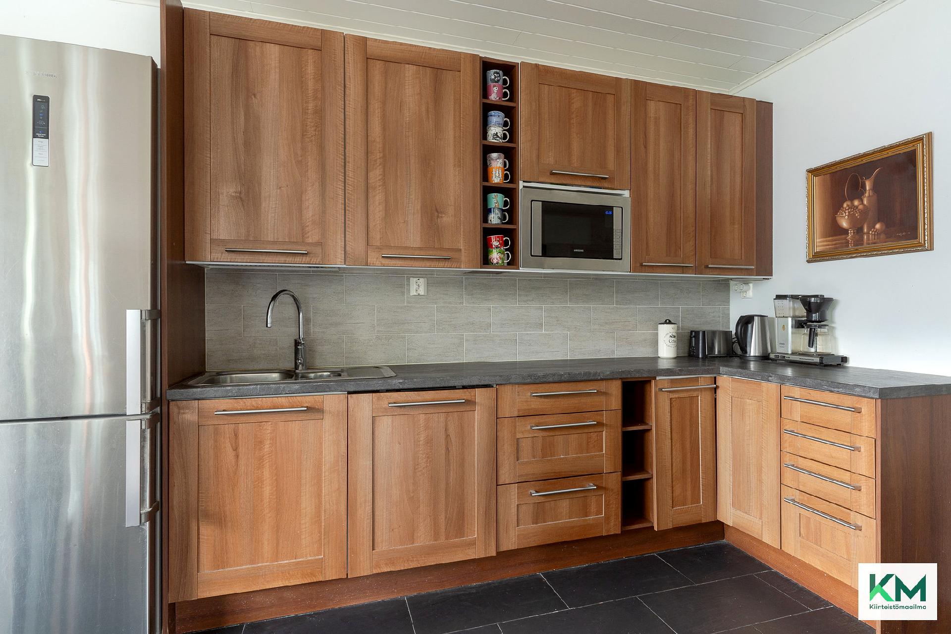 Isomman asunnon keittiö.