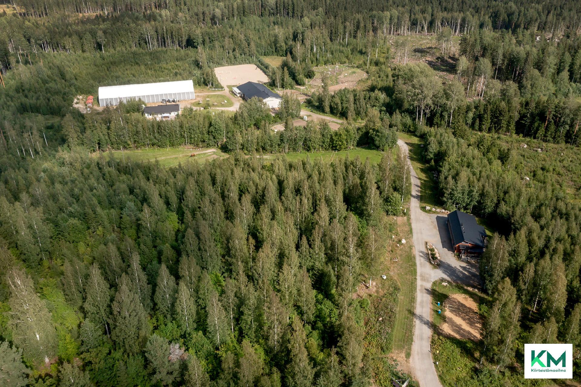 Tulotie ratsutilalle. Oikealla alhaalla Majatalo, ylhäällä vasemmalla maneesi ja ratsastuskenttä.