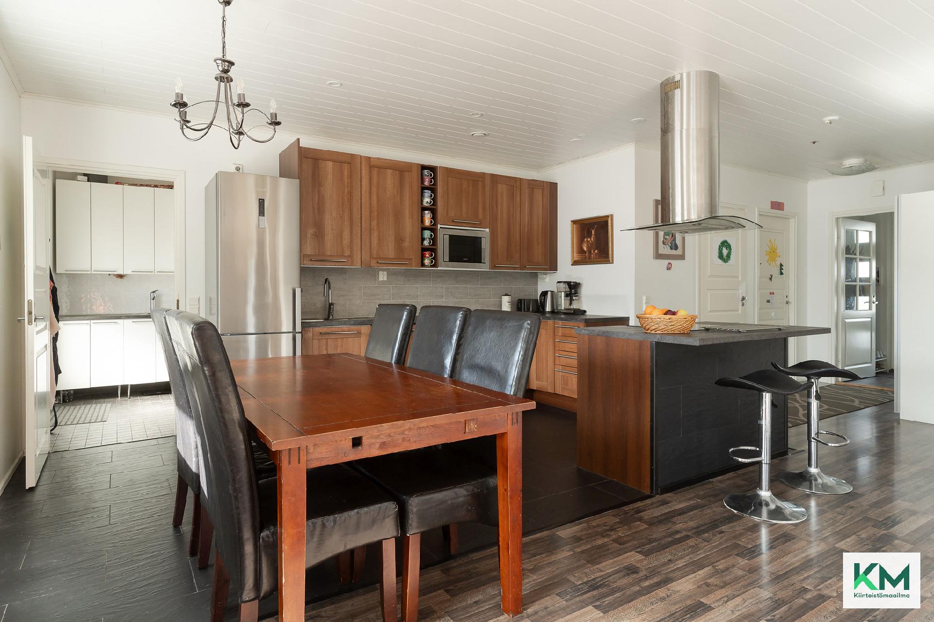 Isomman asunnon ruokailutila.