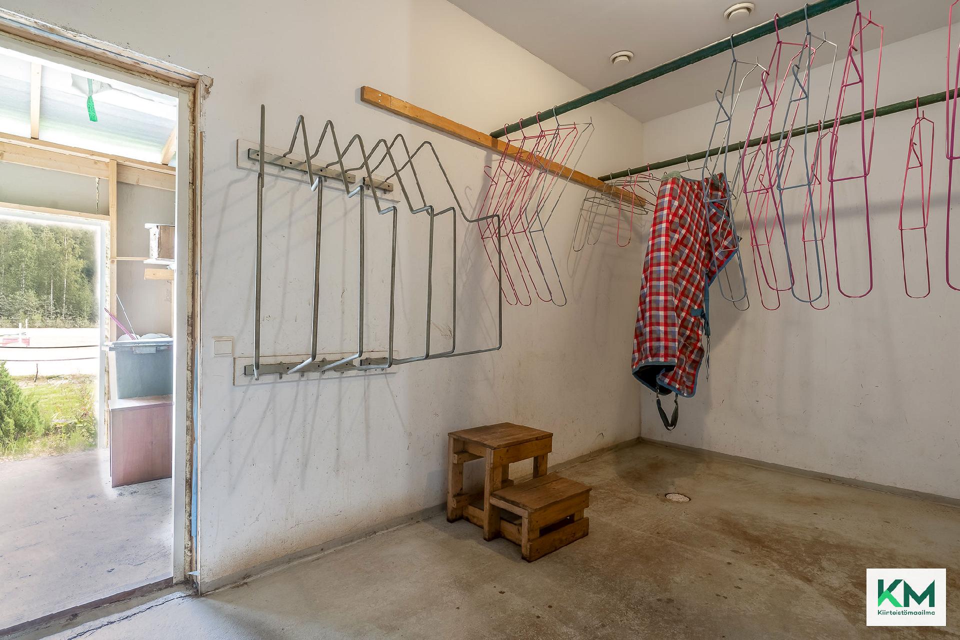 Kuivaushuone ja ovi "kuistille".