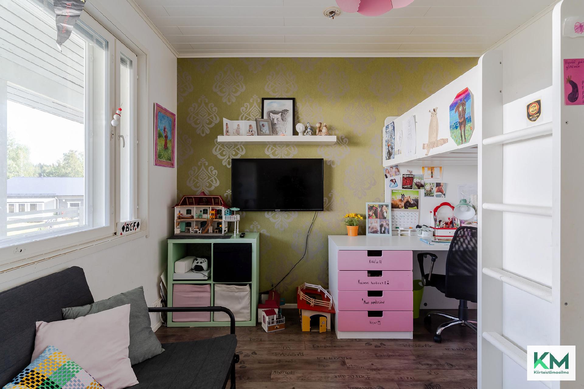 Isomman asunnon makuuhuone.