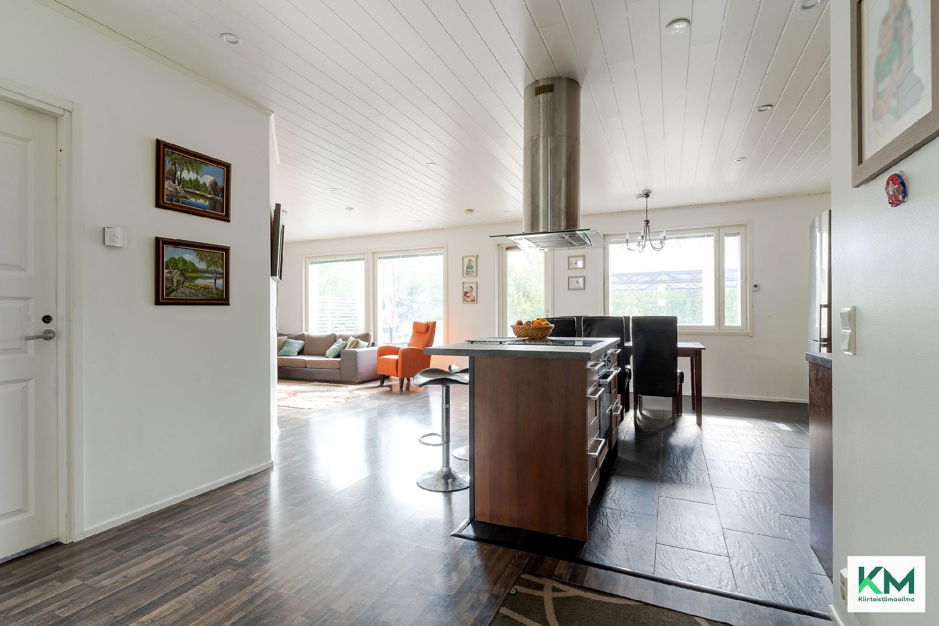 Isomman asunnon eteisestä.