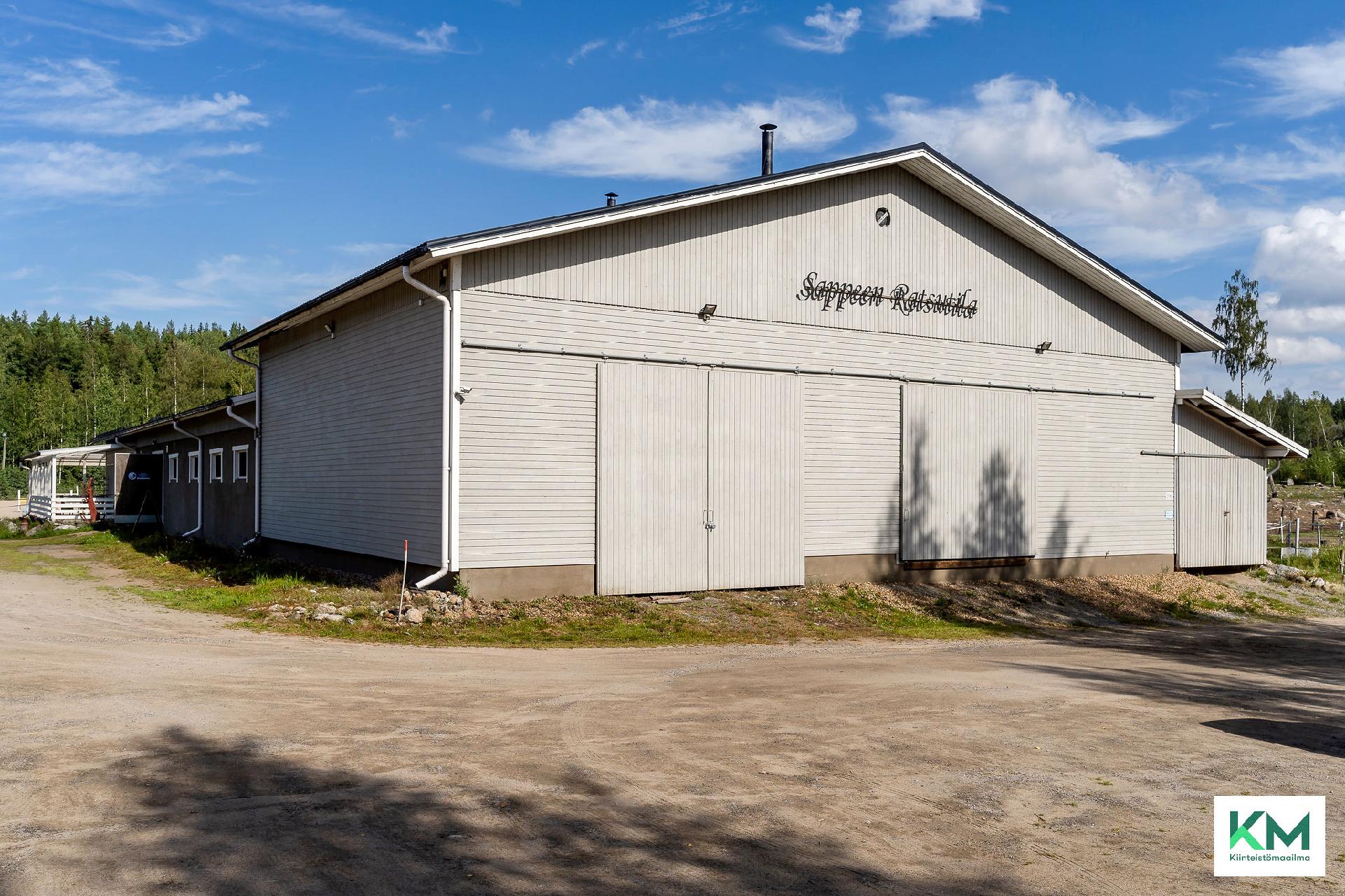 Talli pihaan ajettaessa.