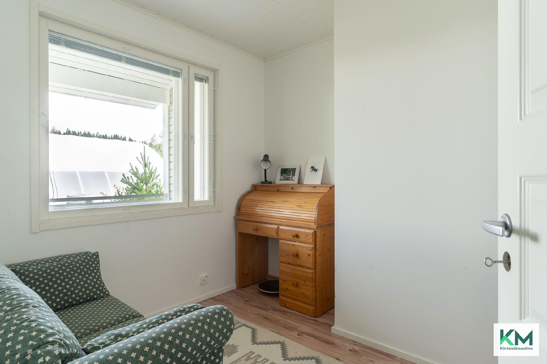 Pienemmän asunnon työhuone.