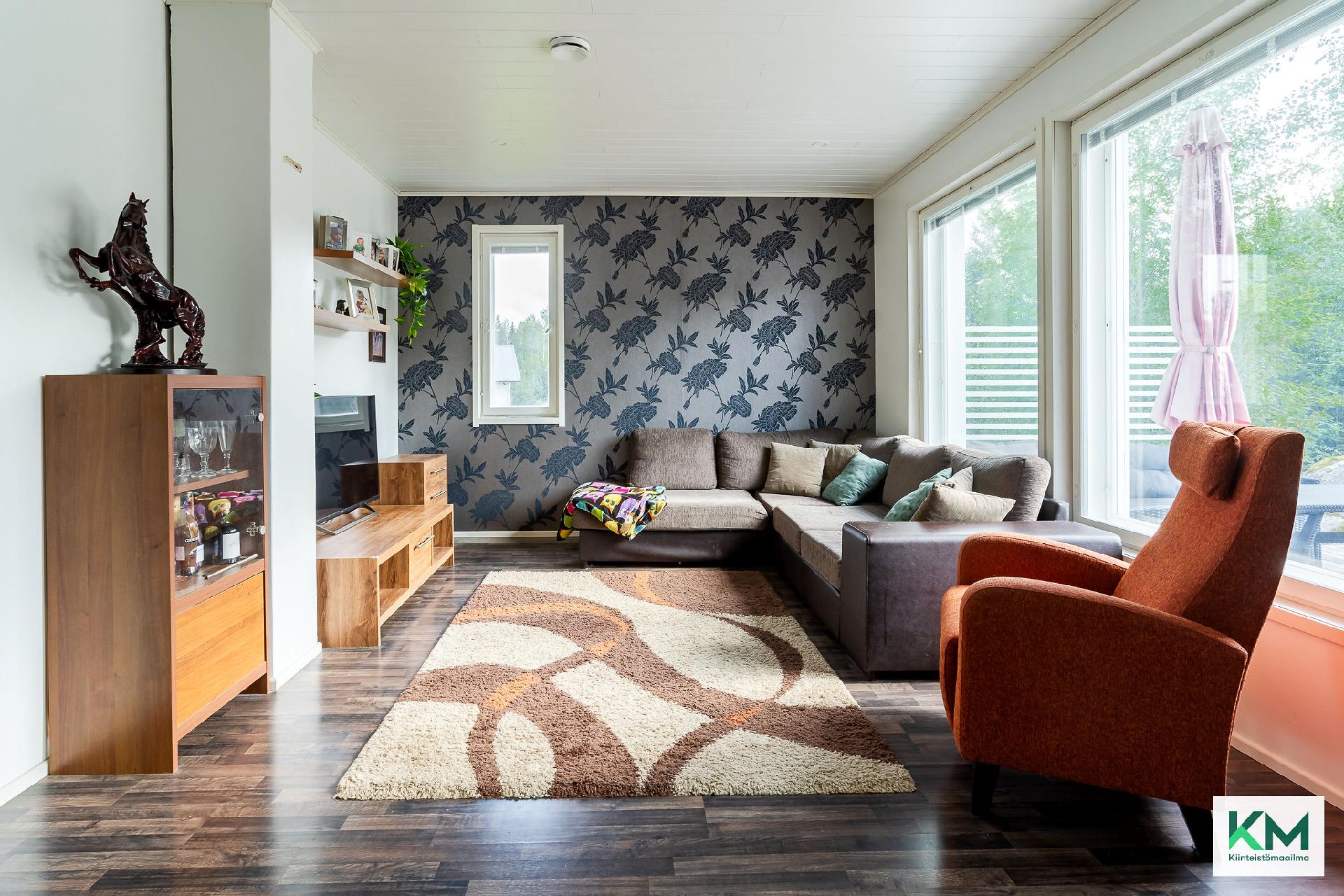 Isomman asunnon olohuone.